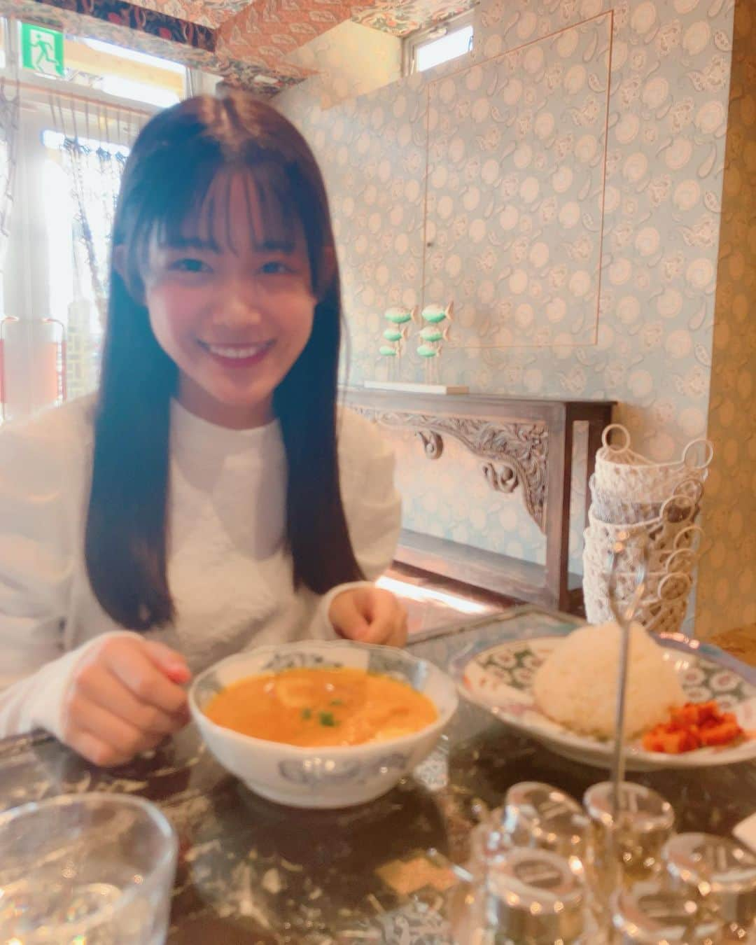 青山姫乃のインスタグラム：「・ 皆さんこんにちは！ヒメノです👑🧡  この間エビのカレー食べてきたよー！ 美味しすぎて幸せでした☺️  エビ大好き！！  #ニコラ #nicola#ニコラ12月号発売中 #ニコラ12月号 #ニコモ #青山姫乃 #ヒメノ #エビ #エビカレー #🦐🍛」