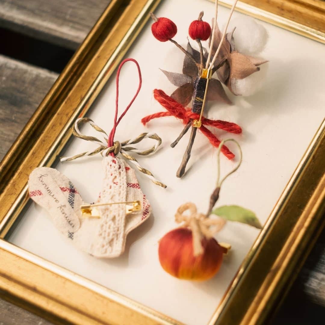 minneさんのインスタグラム写真 - (minneInstagram)「クリスマスパーティーに飾りたい 癒しのオーナメント  染めた刺繍糸のグラデーションが綺麗なりんご、綿が詰まってぷっくりとしたリス、ふんわりとしたコットンフラワーと赤い木の実の3点セット。 紐とブローチ金具が付いているので、ツリーの飾りとしてもブローチとして普段使いしても◎  まるで絵本の世界に入り込んだかのようなクリスマスオーナメントを飾りませんか？  ▶️詳細は @minne_official のプロフィールリンクから  ＊ーーーーー  🏠布花 くるみのこにわさん（ @kuruminokoniwa ） 「布花の可愛らしさを伝えたくて、布を使って季節の花々を作り始めました。 本物っぽさもありながら、どこかアンティークな雰囲気をまとった布花を、心を込めて丁寧に作成しております。」 https://minne.com/kurumi0821  ＊ーーーーー  🔍赤リスと布花のクリスマスオーナメントセット ブローチ金具付き クリスマスのりんご・コットンフラワー・リス 森の動物絵本 https://minne.com/items/38095890  #オーナメント #クリスマス #クリスマスオーナメント #Christmas #Xmas #ブローチ #リス #りんご #ギフト #プレゼント #2way #クリスマス飾り #インテリア #布花」11月18日 18時30分 - minne_official