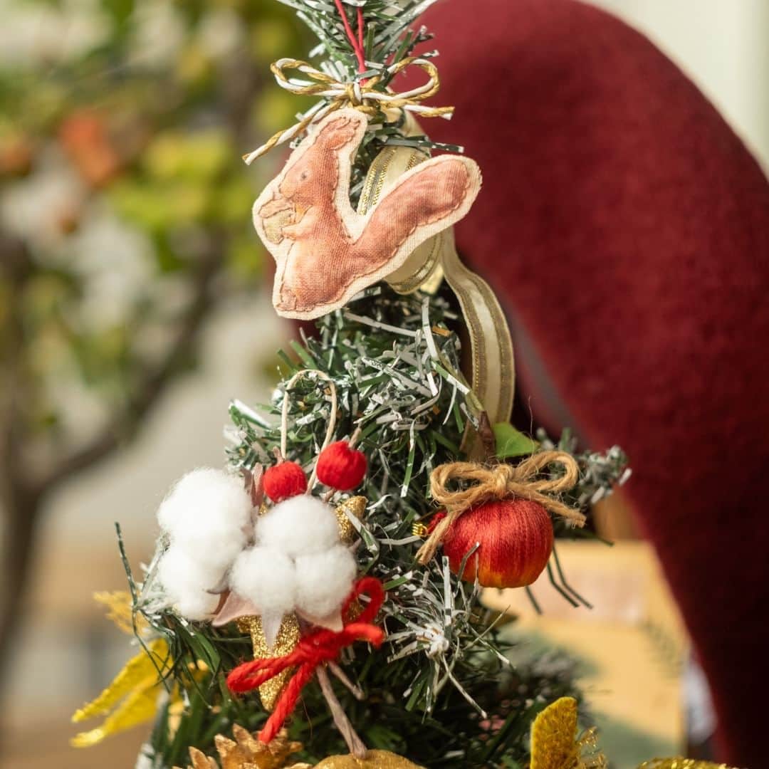minneのインスタグラム：「クリスマスパーティーに飾りたい 癒しのオーナメント  染めた刺繍糸のグラデーションが綺麗なりんご、綿が詰まってぷっくりとしたリス、ふんわりとしたコットンフラワーと赤い木の実の3点セット。 紐とブローチ金具が付いているので、ツリーの飾りとしてもブローチとして普段使いしても◎  まるで絵本の世界に入り込んだかのようなクリスマスオーナメントを飾りませんか？  ▶️詳細は @minne_official のプロフィールリンクから  ＊ーーーーー  🏠布花 くるみのこにわさん（ @kuruminokoniwa ） 「布花の可愛らしさを伝えたくて、布を使って季節の花々を作り始めました。 本物っぽさもありながら、どこかアンティークな雰囲気をまとった布花を、心を込めて丁寧に作成しております。」 https://minne.com/kurumi0821  ＊ーーーーー  🔍赤リスと布花のクリスマスオーナメントセット ブローチ金具付き クリスマスのりんご・コットンフラワー・リス 森の動物絵本 https://minne.com/items/38095890  #オーナメント #クリスマス #クリスマスオーナメント #Christmas #Xmas #ブローチ #リス #りんご #ギフト #プレゼント #2way #クリスマス飾り #インテリア #布花」