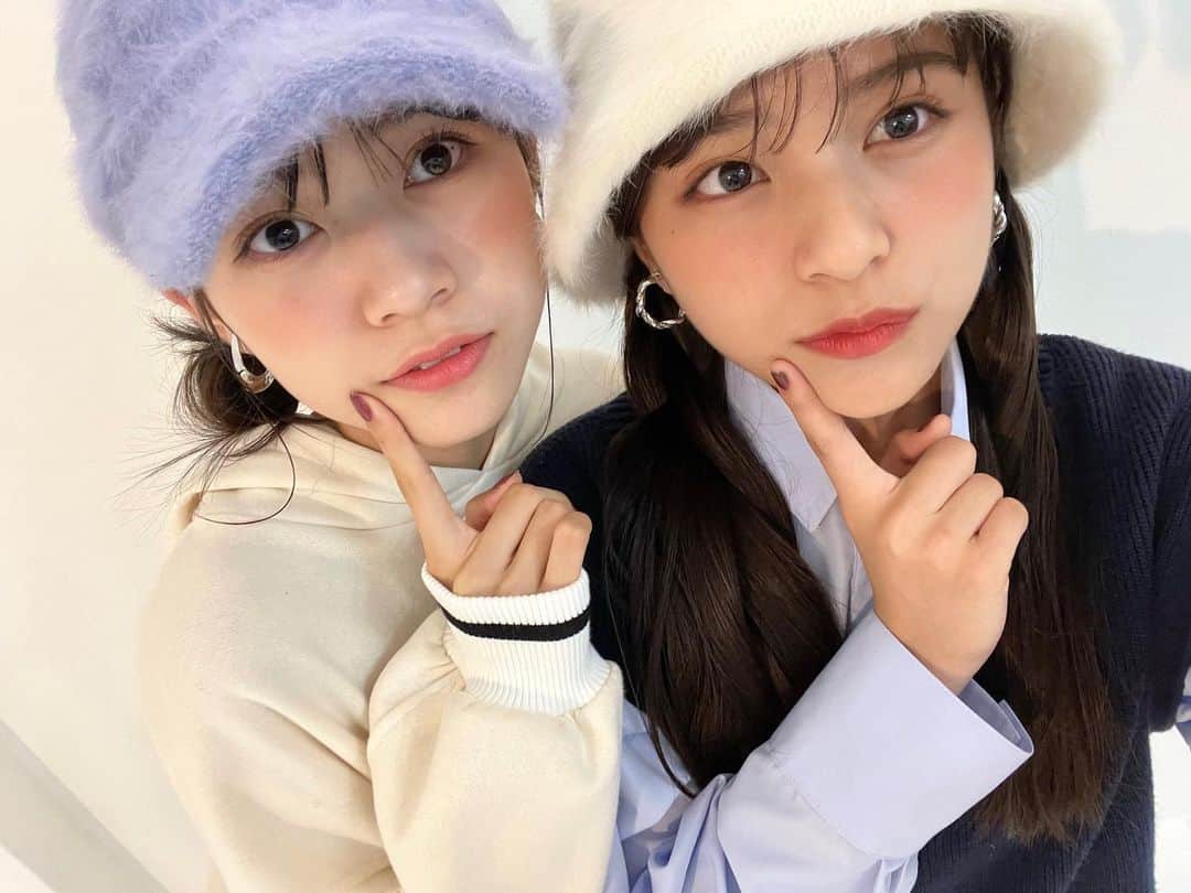 有坂小花さんのインスタグラム写真 - (有坂小花Instagram)「ニコラ12月号「ブランドのこれ、めっちゃすごいんです！」のオフショ！  レイナと〜👥💗  トレンドのふわふわシャギーの帽子がめっちゃ可愛い♡ 実は3COINSでゲットできちゃうんです！！ プチプラでトレンドをおさえれるってすごいよね🫨  他にもイチオシのブランドアイテムがたくさん知れちゃうのでぜひぜひチェックしてねー！♪  #有坂心花 #ニコラ #nicola #ニコラ12月号 #ニコラ12月号発売中 #ニコモ #オフショット」11月18日 18時39分 - kohana_arisaka