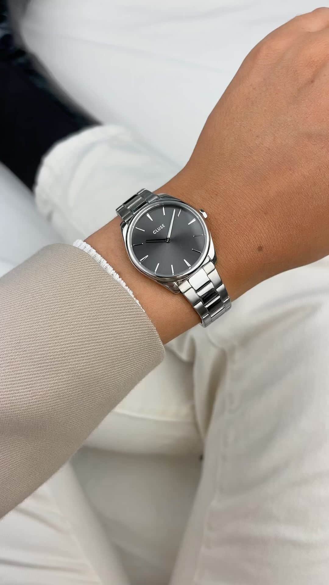 CLUSEのインスタグラム：「Is silver your go-to style? Shop your dream silver watch today, up to 60% off 👀🖤✨ #CLUSE #CLUSEclub」