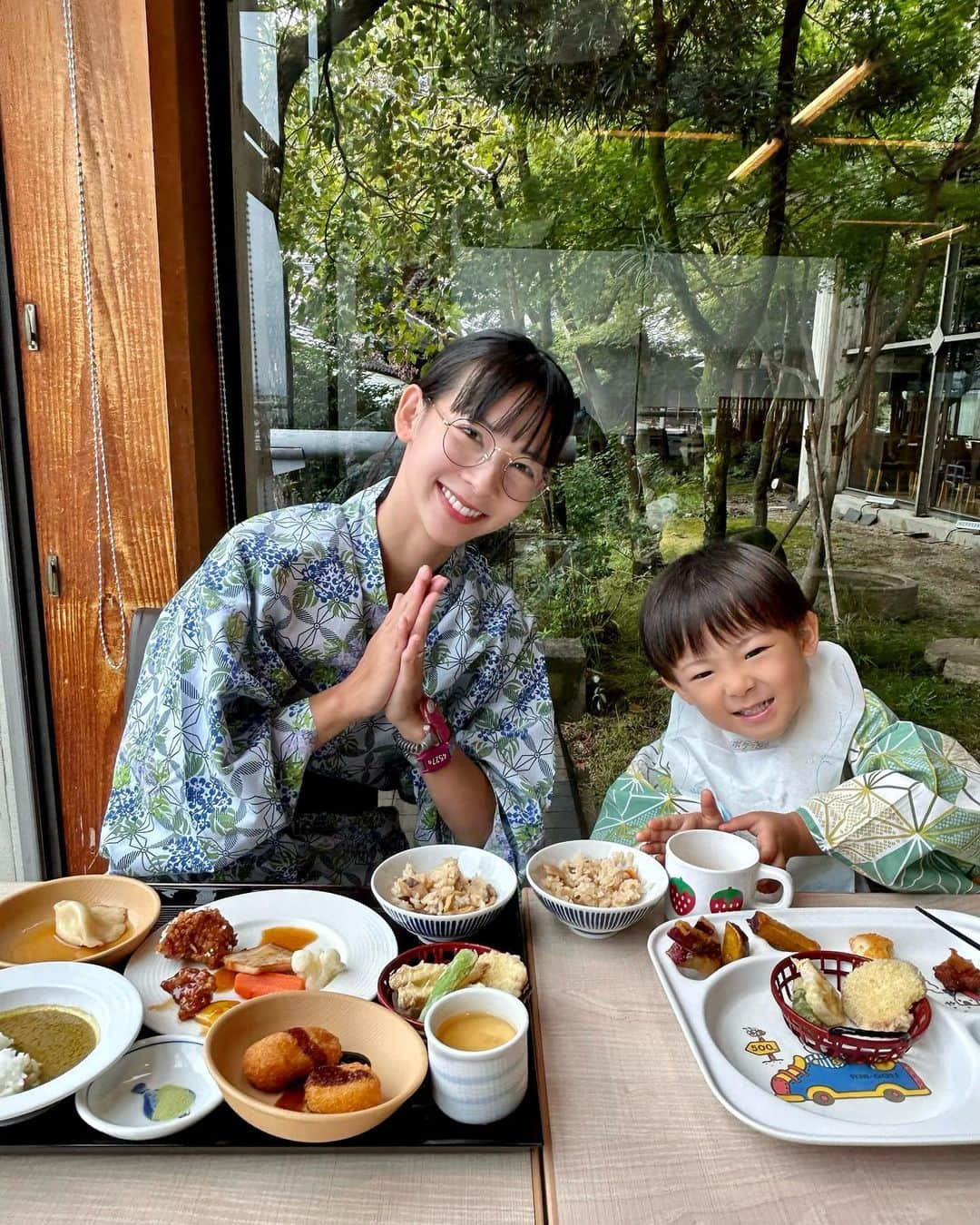 阪本智子のインスタグラム：「🍽♡  【箕面温泉スパーガーデン】  初めて行ってみた！♨️  お風呂の前にランチ🍽️ 色々をちょこちょこ食べたい3歳児なので👦🏻← ランチビュッフェだと助かるなぁ🙏  離乳食もあったので次回はかのあも一緒に楽しめそう👶🏻  温泉は赤ちゃん用のボディソープやベビーバスも貸してもらえてよかったな😊  お祭り？って季節関係なくやってるのかな？ スーパーボールすくい的なのであおくんすごい才能を発揮してました🤣👍  関西で子連れで遊べるところ沢山知りたい🥹‎🤍  #箕面温泉 #箕面温泉スパーガーデン #関西ママ #関西子連れおでかけ #兄弟ママ #阪本智子」