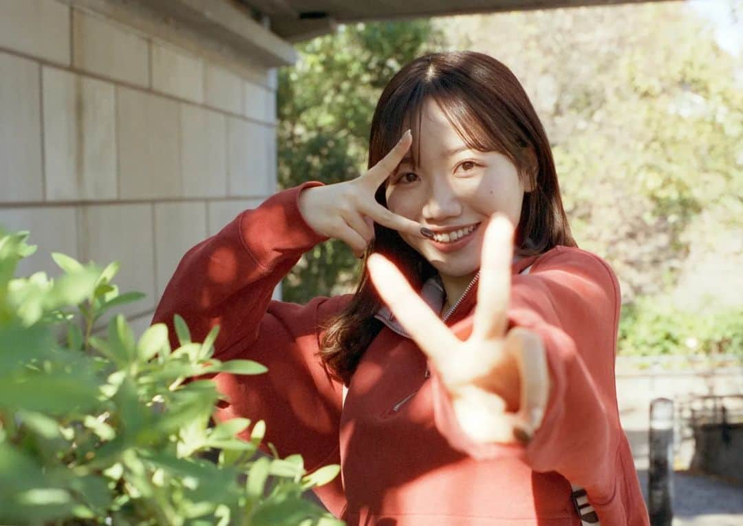 遥南碧さんのインスタグラム写真 - (遥南碧Instagram)「Peace⁡✌️ ⁡⁡⁡* * * #何気ない日常の物語 をモチーフに 東京拠点で #被写体募集 しているので 興味がある方はお気軽に ご連絡ください。  モデルのファッション撮影や アイドルのグラビアなど 一緒に #作品撮り 出来る ヘアメイク 、スタイリストも募集中✨  案件やコラボのお誘いは お気軽にコメント、DMください！ *⁡ ⁡*⁡ ⁡* #MARIX400D #フィルム写真普及委員会 #瞳の中のノスタルジア ⁡#フィルム好きな人と繋がりたい #フィルム寫眞 #幸せな瞬間をもっと世界に #人像攝影 #儚くて何処か愛おしい様な #被写体 #ファインダー越しの私の世界 #みもめんと #その光を焼きつけて #なんでもないただの道が好き #フィルム寫眞  #fashionphotography  #japanesegirl #좋아요반사 #필름사진 #인물촬영  #into_the_screen #film_com #analogportrait #photogram_archive #film_jp  #iedemo_graphy ⁡」11月18日 18時32分 - harunaoi_photo