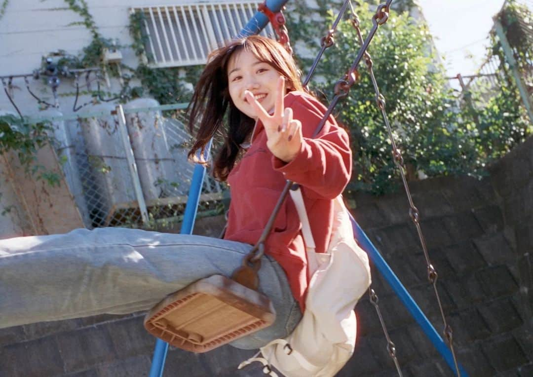 遥南碧さんのインスタグラム写真 - (遥南碧Instagram)「Peace⁡✌️ ⁡⁡⁡* * * #何気ない日常の物語 をモチーフに 東京拠点で #被写体募集 しているので 興味がある方はお気軽に ご連絡ください。  モデルのファッション撮影や アイドルのグラビアなど 一緒に #作品撮り 出来る ヘアメイク 、スタイリストも募集中✨  案件やコラボのお誘いは お気軽にコメント、DMください！ *⁡ ⁡*⁡ ⁡* #MARIX400D #フィルム写真普及委員会 #瞳の中のノスタルジア ⁡#フィルム好きな人と繋がりたい #フィルム寫眞 #幸せな瞬間をもっと世界に #人像攝影 #儚くて何処か愛おしい様な #被写体 #ファインダー越しの私の世界 #みもめんと #その光を焼きつけて #なんでもないただの道が好き #フィルム寫眞  #fashionphotography  #japanesegirl #좋아요반사 #필름사진 #인물촬영  #into_the_screen #film_com #analogportrait #photogram_archive #film_jp  #iedemo_graphy ⁡」11月18日 18時32分 - harunaoi_photo