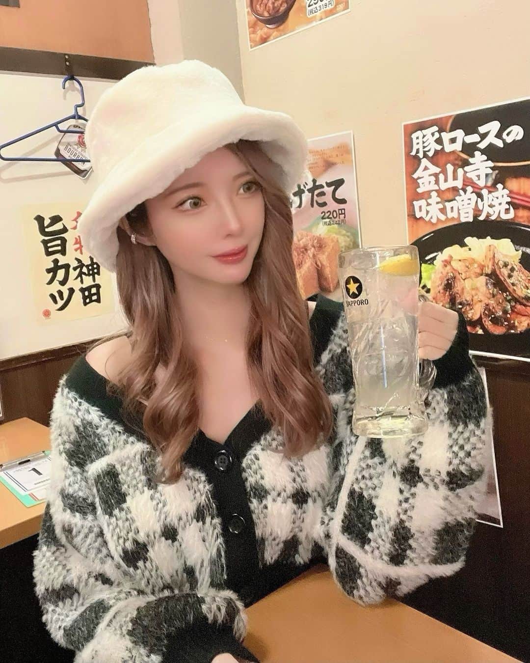 あしすぱのインスタグラム：「たまに飲むレサワはうまい。  #お酒大好き #お酒好きな人と繋がりたい #居酒屋 #japanesegirl #sake」