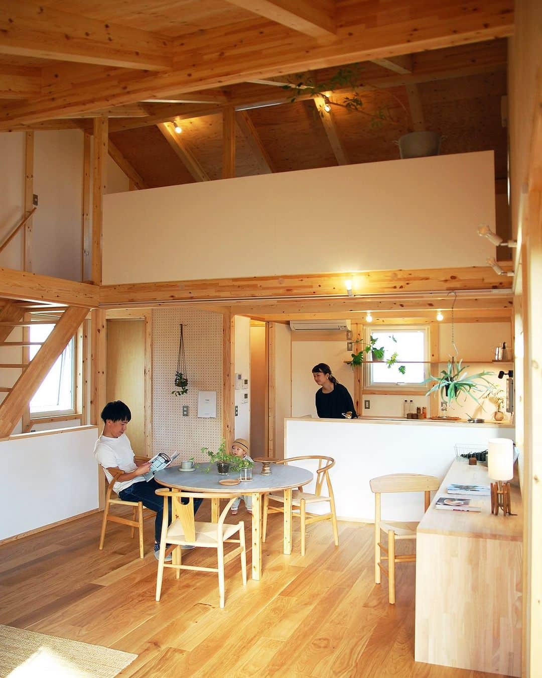 田中工務店／大阪／木の家のインスタグラム：「. 木製テーブルは 天板だけグレーなのも 空間がしまって おしゃれな感じになります。  #tanakakomuten_kurashi  #tanakakomuten_interior   すべての人に、豊かな人生を。 @tanaka.komuten は、大切な人との豊かな時間という価値を、設計士とつくる木の家づくりを通してお客様にお届けしたい、大阪北摂・吹田市にある工務店です。ぜひフォローください🤲🏻✨  誰も教えてくれない『住まいのレシピ』をメルマガ📮で好評発信中。詳細は @sumai.no.recipe をご覧ください。  #工務店がつくる家 #家づくり記録 #家づくりアイデア #暮らしの記録 #田舎暮らし #木の家 #家づくり記録 #家づくりアイデア #暮らしの記録 #田舎暮らし #育児日記 #北摂ママ #ベビスタグラム #部屋作り #おうちづくり #注文住宅 #大阪注文住宅 #新築 #マイホーム #マイホーム #インドアグリーン #グリーンのある暮らし #観葉植物のある暮らし #植物のある暮らし  #丁寧な暮らし ＃interior #インテリア  @hokusetsu_camp 絶賛応援中 北摂でキャンプをしよう🏕✨」