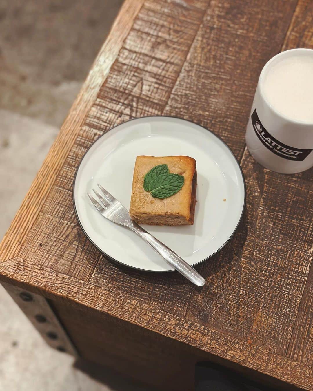 須藤茉麻さんのインスタグラム写真 - (須藤茉麻Instagram)「.  HOTが恋しい季節🫖🤎  #といいながら  #どうみても  #ケーキが主役の写真」11月18日 18時36分 - maasa_sudo
