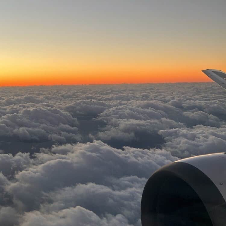 はいだしょうこのインスタグラム：「お空から。。。  雲の上にいくと、 この世にいる事、 周りにある、いろんな事が、 不思議に思えてくる。。。  普段、忙しいみなさんが、少しでも癒されますように。。。🫶  #空 #くも #福岡に向かう途中✨」