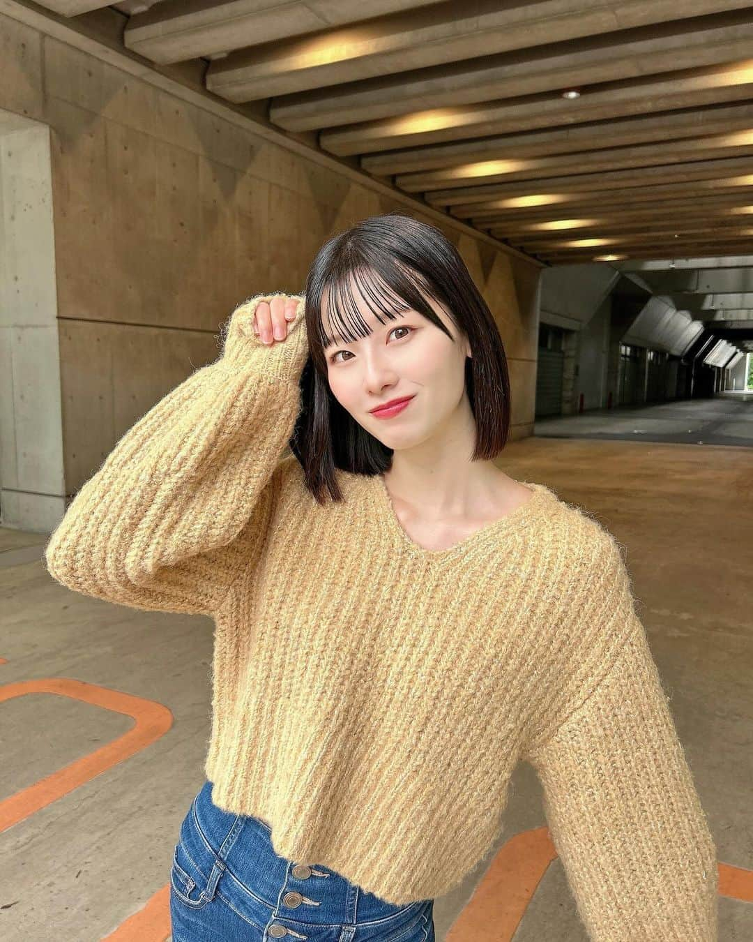 浅井七海のインスタグラム：「. 急に寒くなって ニット出動です🧶💛  It suddenly got cold, so it's time to wear knitwear.  #AKB48 #握手会 #私服 #ootd #dazzlin #knit #ニットコーデ #ニット」