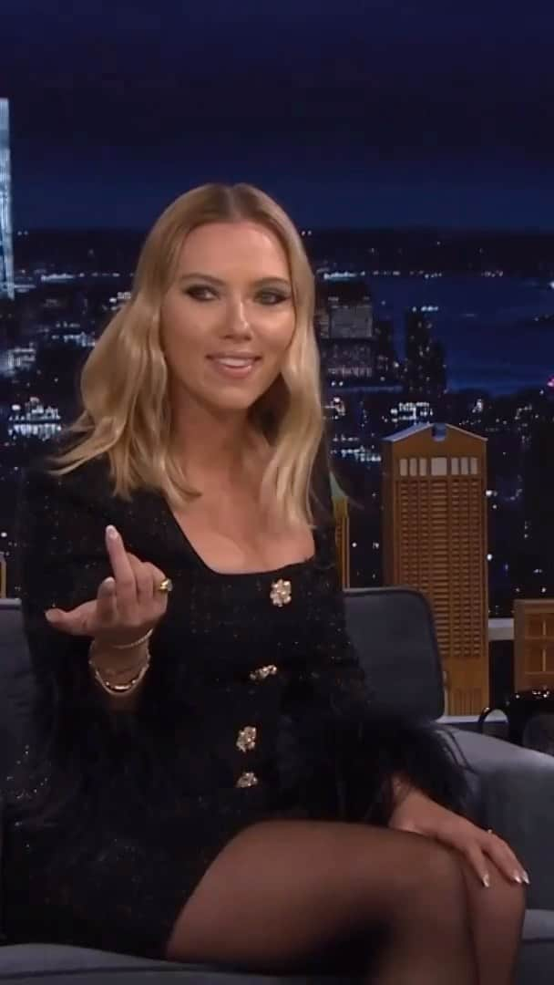 SELF PORTRAITのインスタグラム：「Scarlett Johansson wearing self-portrait BLACK BOUCLE FEATHER MINI DRESS on  @fallontonight」