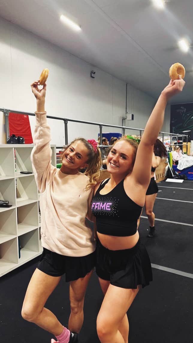 エイミー・ティンクラーのインスタグラム：「It’s the first comp weekend of the season 🔥」