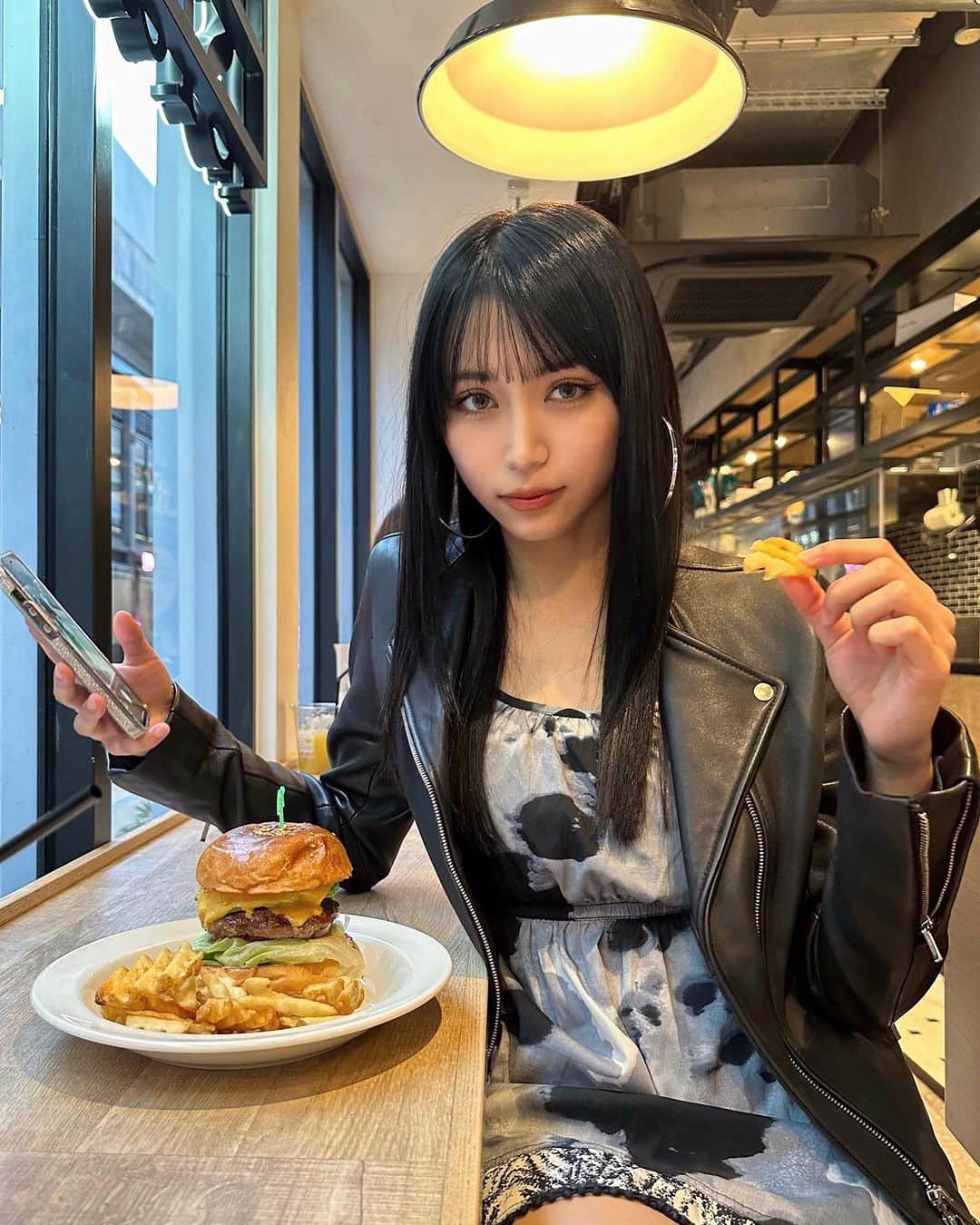 アンジーひよりのインスタグラム：「ライブで絶対聞かれる、マジで聞かれる、ほんとに聞かれる、もういいて マツエクは @ami__eye さんにやってもらってるよ👀💋 ちなデザインは フラットラッシュ/Dカール/11〜13mm/120本です💋 いつもありがとうございます🫶」