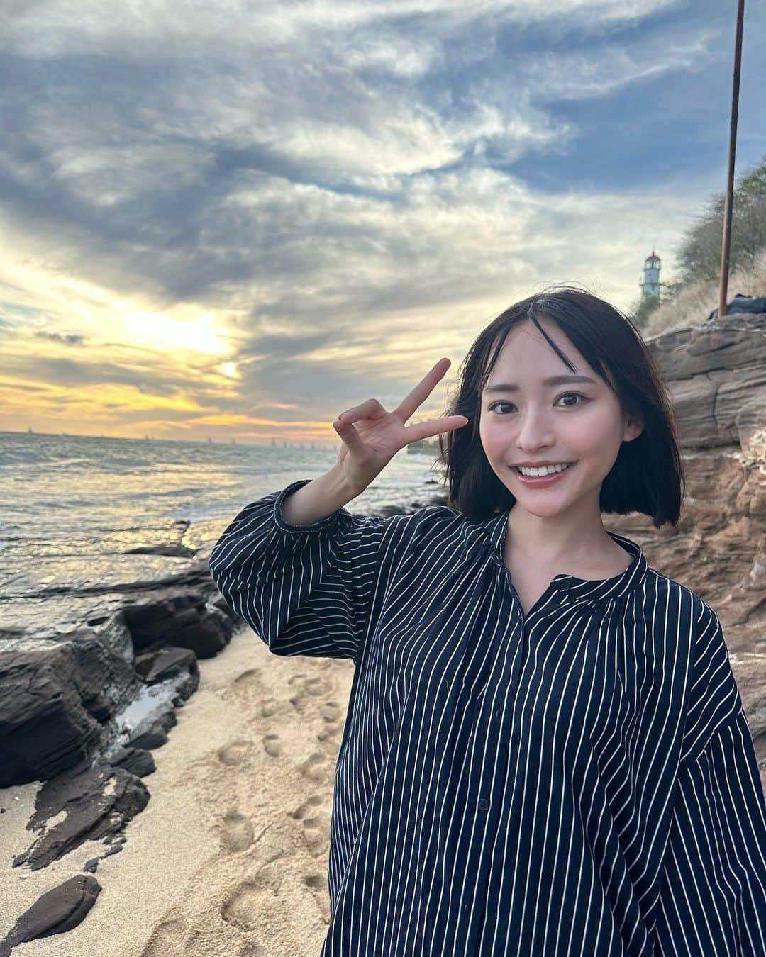 高崎哉海のインスタグラム：「2nd 写真集『Blooming Bud』 オフショット📸  ハワイの夕陽が美しかった~🌅」