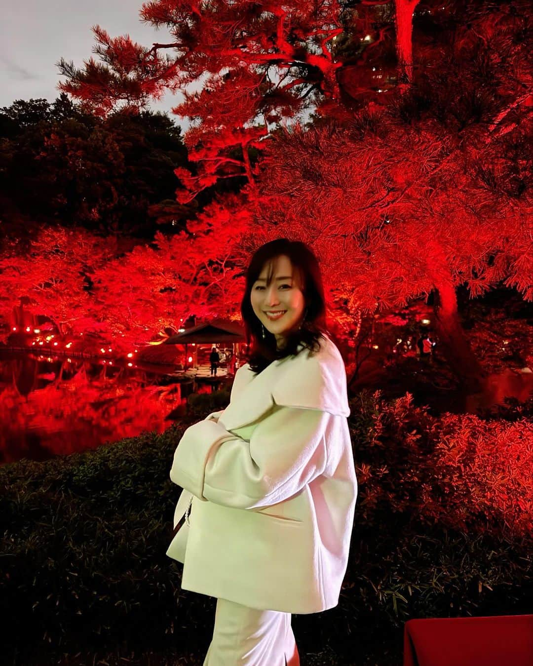 村上麻衣さんのインスタグラム写真 - (村上麻衣Instagram)「🍁TOKYO RED GARDEN🍁  この赤の世界は、 まさに「呪術廻戦　渋谷事変」のオープニング‥🤭  #八芳園#もみじ #紅葉スポット #紅葉 #もみじ狩り #夜景 #夜景スポット #夜景倶楽部 #夜景が綺麗 #tokyo#japan#autumn #beautiful」11月18日 18時43分 - maimaisue