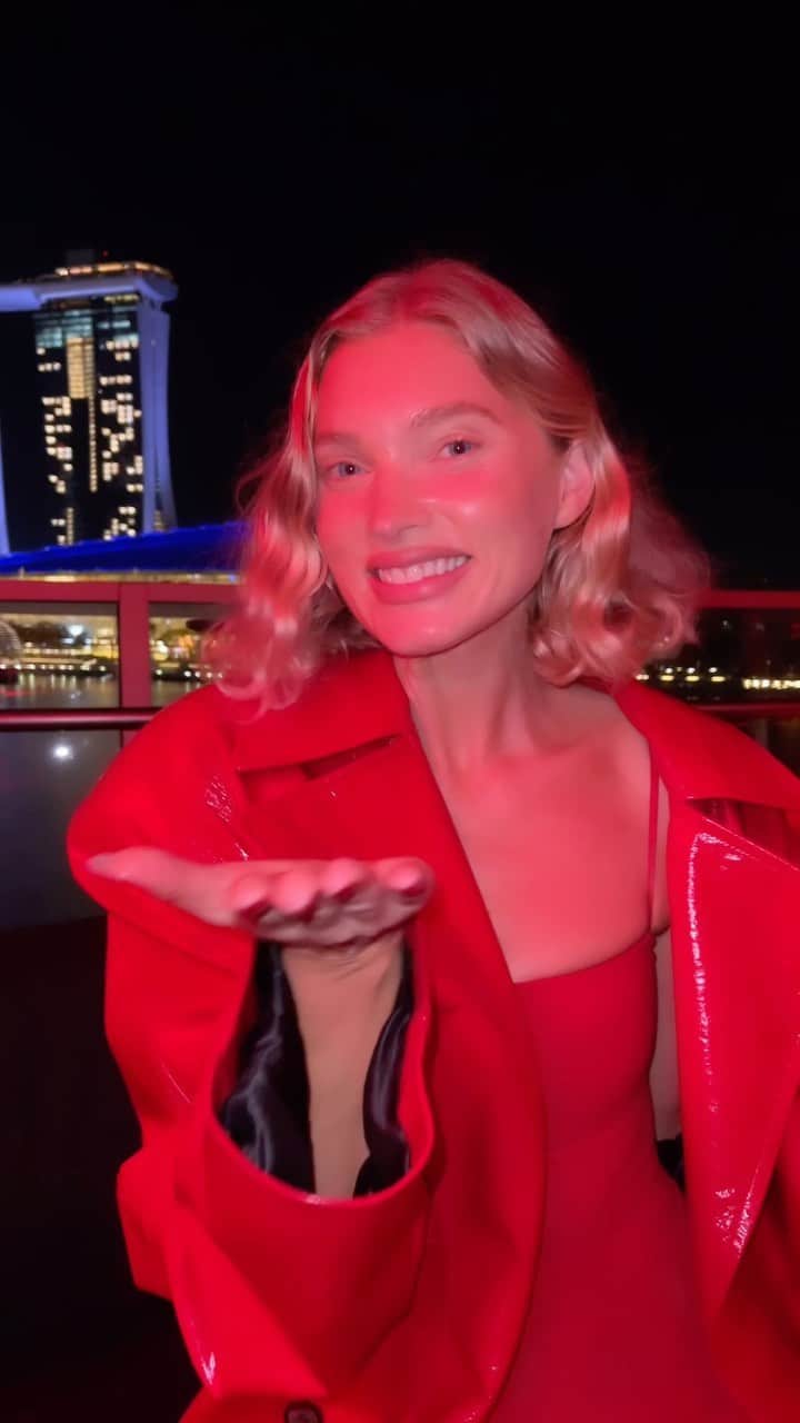 ELLE girl JAPANのインスタグラム：「【Sponsored】ファッションECサイト「リボルブ（REVOLVE）」がシンガポールで開催した #revolvearoundtheworld ✨数回にわたって開催された同イベントのラストを飾った会場は、マリーナベイサンズが見渡せる、フラトンベイホテルのルーフトップバー⭐️赤がドレスコードの華やかな会場で、エルザ・ホスクやエイミー・ソング、ELLEgirl UNIの新野尾七奈さんをキャッチ📸  @revolve #revolvearoundtheworld #リボルブクロージング #elsahosk #AimeeSong」