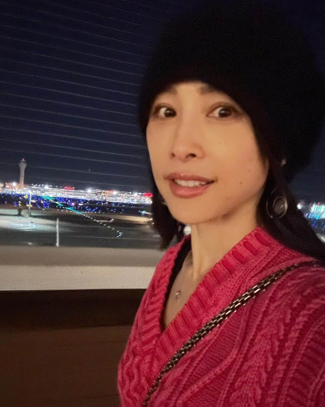 中岡由佳さんのインスタグラム写真 - (中岡由佳Instagram)「❇︎ 私とMinaで羽田空港ステイ✈︎しろたんのお部屋に泊まり、温泉に入ってきました♨️壁と天井一面の可愛い絵に囲まれてMinaは大喜び🥰入った瞬間にしろたんの絵を描き始めていたのには笑いました。束の間に親子2人の時間を過ごし、私は考えることばかりでしたが、癒されました☕️🍷 羽田空港内を歩いて写真を撮り合って、買い物をして、食事して。可愛い天井を見ながら優しい眠りについて😴 リモワの大好きなスーツケースに思い出を詰めての帰り道。  #hanedaairport #羽田空港 #hanedainternationalairport #羽田空港国際線ターミナル  #hotelvillafontainegrandhanedaairport  #ホテルヴィラフォンテーヌグランド羽田空港 #izumitenkunoyu #泉天空の湯 #shirotan #しろたん #rimowa #リモワ」11月18日 18時46分 - yuka_nakaoka