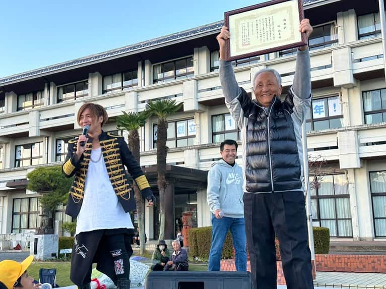 安達勇人さんのインスタグラム写真 - (安達勇人Instagram)「ただいま羽黒小学校。 本日は羽黒小学校150周年という大切な日にスペシャルゲストとして呼んでいただきました。 僕の母校になります。 卒業の時、当時二つの文集を書きました。  卒業アルバムに書いた夢 『バスプロや釣りのプロになる。』  タイムカプセル埋める時に書いた夢 『人を元気にする歌手俳優さんになる。』  でした。  もちろん、釣りのプロやお仕事をしたかったのは事実だけど、僕が当時誰にも恥ずかしくてこわくて言えなかった本当の夢をタイムカプセルに小学6年生の時に埋めました。 その夢が大人になった今叶ってこうして23年経った今、歌手としてまた学校に帰ってくる事が出来ました。 夢ばかり見てるんじゃないと、こんな田舎からじゃ無理だとよく小さい頃言われた。  でも諦めなければ叶う夢がある。 誰にも言えない夢だって叶う日が来る。  夢は見るもんじゃなく叶えるもの。  僕はよく夢って言葉を口にするけど、沢山の人にこれからも、沢山の街にこれからも沢山の夢を届けていきたい。 夢を見ていいんだって、叶うんだって景色を生んでいきたい。 そして人として人生捨てたもんじゃないだろうって想いを一瞬をあなたの心に照らしていきたい。 街にヒカリを照らしていきたい。 それが僕の街おこしです。  まちおこしは人起こし。  こんな僕と出会ってくれたあなたに感謝だ。 一生に一度の人生。 せっかく出会った人生。 まだまだ僕の、僕らの、あなたの、誰かの夢叶えていきましょう！  夢見ていきましょう！  We are Dreamer!!  本当に最高の一日をありがとうございました！！  羽黒小学校卒業生 いばらき大使　安達勇人  #安達勇人  #羽黒  #150周年  #adachihouse」11月18日 18時51分 - yuto_adachi_official