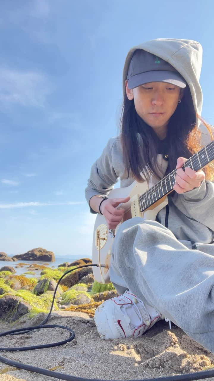 磯貝一樹のインスタグラム：「How is everyone doing?   I'll be going to LA for the first time in a while next January.   There are a lot of releases including the next album and collaborative EP.  SNB.ツアーで地元にきていますがやっぱ最高ですわ  #guitar #jazzmaster #momose #pickupjazz #pickupmusic #talentedmusicians #neosoulguitar #chillvibes #coffeemusic #lofihiphop #hiphop #oita #tokyo」