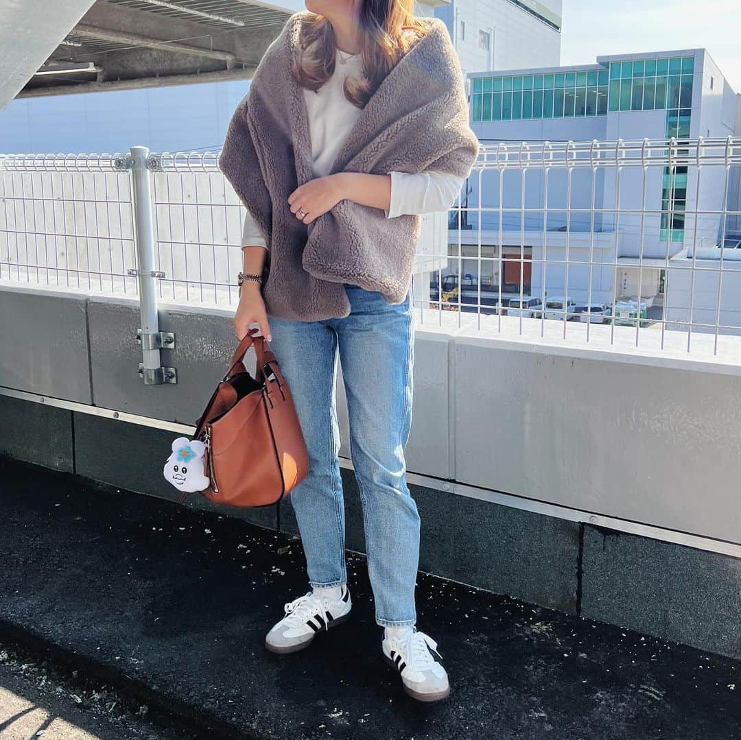 Rionaのインスタグラム：「.  @enchar.03 のボアショールマフラーが 温かくて可愛い ⛄️🧣  この日はんぽ様も一緒でした❤️‍🔥❤️‍🔥笑  . #んぽちゃむ #んぽちゃむグッズ #んぽちゃむのいる生活  #んぽちゃむ好きと繋がりたい #推し活 #ママコーデ #ママファッション #ママコーディネート #男の子ママ」