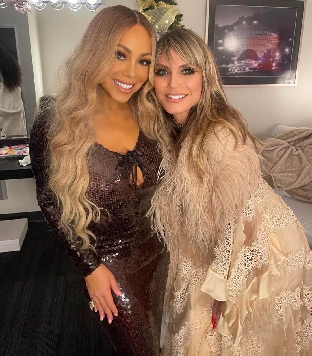 ハイディ・クルムのインスタグラム：「Magical Night with the one and only Queen of Christmas @mariahcarey 👑🎄❄️☃️🕯️❤️ Everyone on there feet singing and full of joy . Thank you for making beautiful memories with all of us. I love you ❤️」