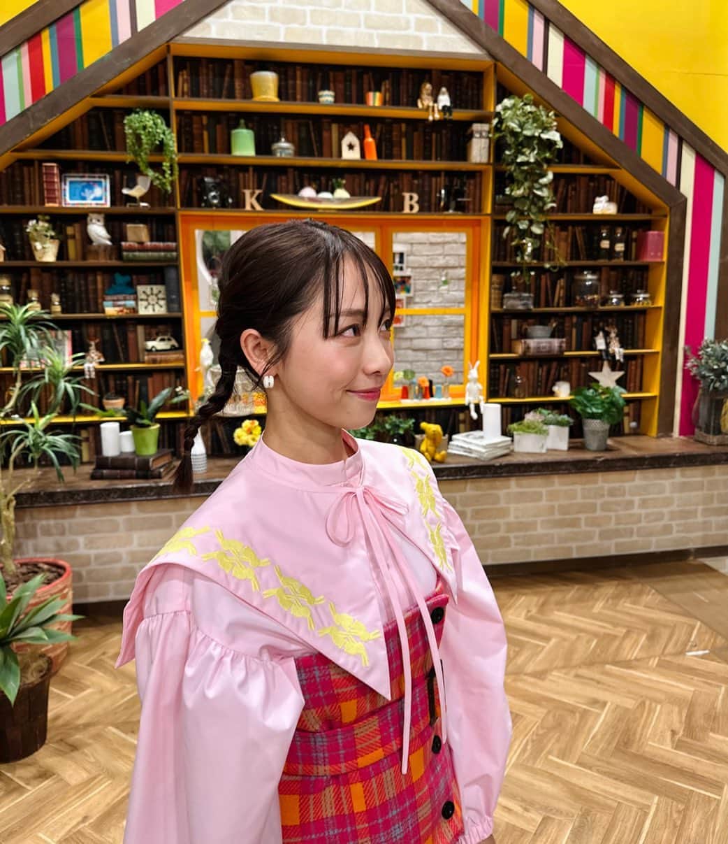 鈴木あきえのインスタグラム：「本日は、 TBS『ブランチショッピング』の収録にお邪魔してきました🧡🩷  ディレクターさんやキャメラの皆さんともまた会えたり、 先日も ブランチスタッフさんとご飯に行かせてもらったり、  本当 芸能界の親戚のような皆々様☺︎  19歳の時から、毎度ありがとうございます🥹♡  さて、 明日はどんな日曜日になるかな✨  みなさんも 良い週末を…☺️💓」