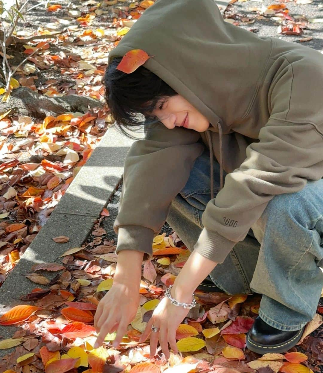 しゅんさんのインスタグラム写真 - (しゅんInstagram)「𝐘𝐮𝐩, 𝐚𝐮𝐭𝐮𝐦𝐧 𝐢𝐬 𝐡𝐞𝐫𝐞! 🍁  🧳 : @rimowa  🎧 : @apple  💎 : @tiffanyandco  👔 : @wvproject_  👖 : @holyincode_official  👞 : @drmartens_japan   #tiktok #douyin #tiktokjapan #douyinchina #reels #reelsinstagram #帥哥 #viral #china #douyintiktok #douyin #douyinboy #douyinmakeup #douyinchina #ulzzangkorea #ulzzang #ulzzangboy」11月18日 18時56分 - oshima_bro