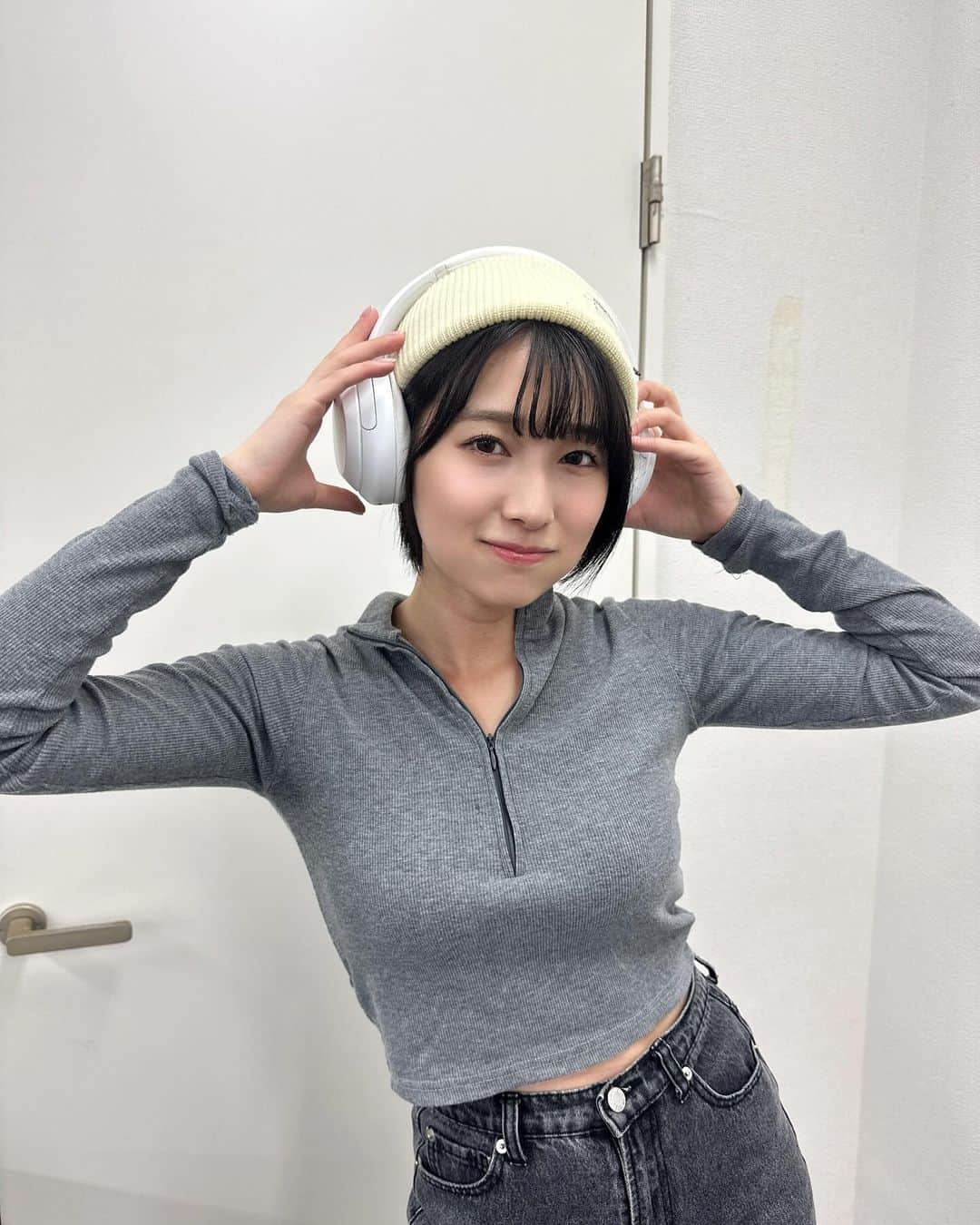 安部若菜さんのインスタグラム写真 - (安部若菜Instagram)「めずらしく🎧♩  こういうのもアリ〜？🐜  #ショートカット#ショートヘア#ニット帽#shein購入品#ストリートファッション」11月18日 19時06分 - _wakapon_