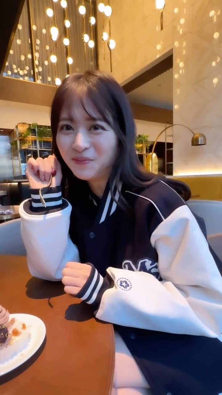 沖田愛加のインスタグラム：「お出かけしたよっ！ みんなは週末なにしたの？？😆🩵  outer @mysugarbabe_official  #代官山カフェ #代官山」