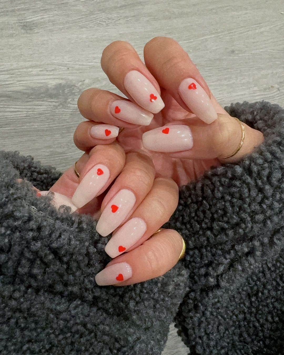金子若菜のインスタグラム：「⠀ きゃわいいぃぃぃぃ♡ おにゅーのネイルはハートネイル♥️  まじ、爪だけ一丁前にらぶりー冬支度❄️  白ベースでランダム♡が素敵でしょっっ。  #esnall @esnail_japan」