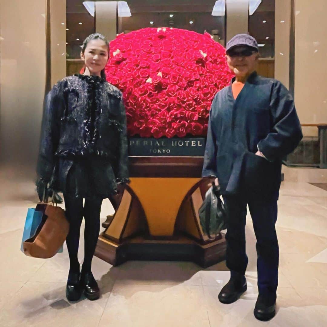 辻直子さんのインスタグラム写真 - (辻直子Instagram)「#父と2人の日#心のなかが満タンです🫶🏻 #1番最初の手紙✉️  数年ぶりにゆっくり父と2人で過ごしました👨‍👧  東京美術倶楽部に刀剣見に行こう、って  最近の父は数年間行けていなかった行きたい場所へ次からつぎへと動き出しています  私もそんなところが本当にすごく似ています "好きへと向かう"  YouTubeの日本刀の刀鍛冶のチャンネルを幾つも教えてもらって私も観ています😉👌🏻  お鮨を食べに行って、お洋服を選んであげて、和菓子をたんまり買って帰っていきました  帰り際、バックの中からシワシワの封筒を取り出して これ、直子が東京に住み始めた頃に1番初めに送ってくれた手紙だよ、って  うれしくて、うれしくて、うれしくて 涙が溢れそうになりました  それだけで私の心のなかはたっぷりの愛で溢れました  そうだ、そうだね。 こんなにたっぷり持たせてもらっているね お父さんありがとう😊  お父さん見て！月がきれいだよ🌙 上弦の月だよ、今日はきれいだ、って  なんてことない自然のながれや、茶碗や刀や戦闘機などなど、こんな会話を幼いころから父の好きを受け継げる会話をできることがうれしくて大切にしています」11月18日 18時59分 - naoko.ts