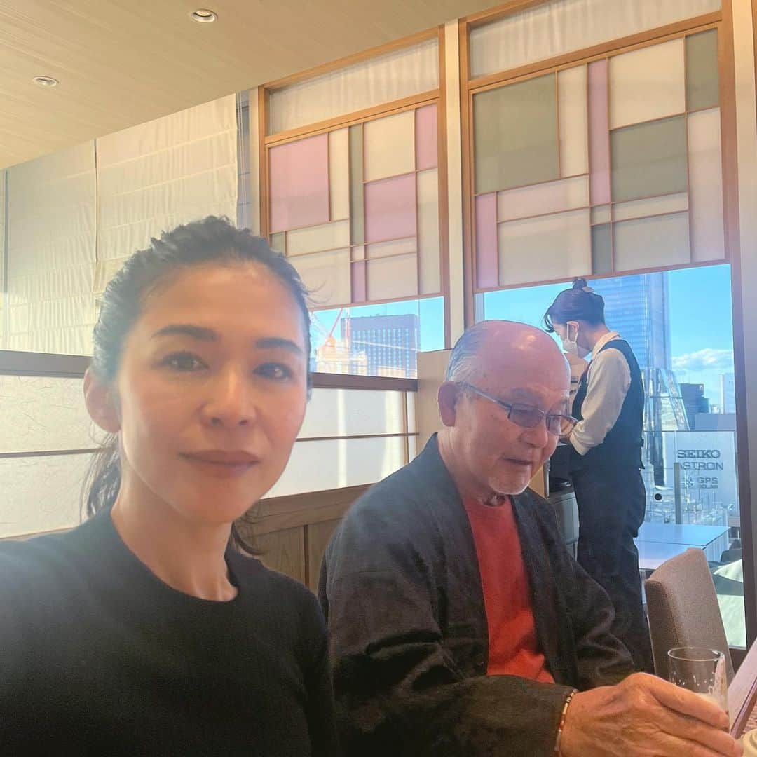 辻直子のインスタグラム：「#父と2人の日#心のなかが満タンです🫶🏻 #1番最初の手紙✉️  数年ぶりにゆっくり父と2人で過ごしました👨‍👧  東京美術倶楽部に刀剣見に行こう、って  最近の父は数年間行けていなかった行きたい場所へ次からつぎへと動き出しています  私もそんなところが本当にすごく似ています "好きへと向かう"  YouTubeの日本刀の刀鍛冶のチャンネルを幾つも教えてもらって私も観ています😉👌🏻  お鮨を食べに行って、お洋服を選んであげて、和菓子をたんまり買って帰っていきました  帰り際、バックの中からシワシワの封筒を取り出して これ、直子が東京に住み始めた頃に1番初めに送ってくれた手紙だよ、って  うれしくて、うれしくて、うれしくて 涙が溢れそうになりました  それだけで私の心のなかはたっぷりの愛で溢れました  そうだ、そうだね。 こんなにたっぷり持たせてもらっているね お父さんありがとう😊  お父さん見て！月がきれいだよ🌙 上弦の月だよ、今日はきれいだ、って  なんてことない自然のながれや、茶碗や刀や戦闘機などなど、こんな会話を幼いころから父の好きを受け継げる会話をできることがうれしくて大切にしています」