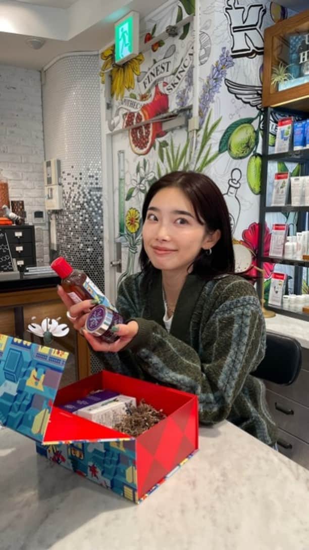 キールズ Kiehl's Japanのインスタグラム：「#Repost @_yuiko__  大好きなホリデイシーズン🎄✨ 今年もキールズからホリデイ限定エディションが発売されるよ @kiehlsjp 今年のキールズ　ホリデイのキャンペーンテーマは“キールズのホリデイでときめきと帰ろう" いつも愛用してるキールズのプロダクトのパッケージがホリデイ仕様になっていてときめきなの🥹✨  店舗に行ってスキンプロの方に肌の悩みを相談して、ギフトを選んだよ🎁 普段から使ってるハーバル トナー、クリーム UFCをお母さんに♡ 大好きな透明美白美容液とオススメしてもらったマルチクリームは自分のご褒美に選びました😌  マルチクリームはかためのテクスチャーで保湿力がすごかった〜！ 乾燥肌だから夜たっぷり塗ってこの冬を乗り切りたい🥹  透明美白美容液は使うようになってから肌のトーンアップがすごいの、みんなに透明感すごい！と褒められるようになった🤣♡もう手放せない美容液💧  店内もホリデイ仕様になっていてギフト選ぶのもワクワクした🎄❤️‍🔥 みんなも是非店舗でギフト選びしてみて💫  #キールズ #キールズホリデイ2023 #kiehlsskincare #pr」