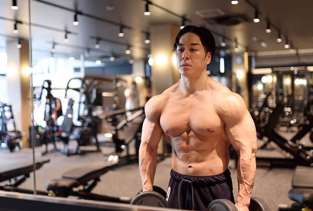 山澤礼明のインスタグラム：「FIT PLACE24の新店舗を10ヶ所発表しました✨  これでオープ決定店舗が58店舗となりました。 2月に1号店がオープンし凄まじい勢いで展開出来てるんだけどやっぱり時間はかかりますね。  1店舗1億円はかかるのでとんでもない規模です。 これも多くのパートナー企業様と一緒だから実現出来ていて僕一人の力では1000店舗は夢のまた夢。  ただ、僕の知名度が上がれば上がるほど出店が加速していくので自分がやるべきことは一つです。  認知度を高める。 SNSのフォロワーだけを増やし、ただ認知されるだけではあまり意味がありません。  影響力を得ること。 ひたすらにそれがやるべきこと。  🔹FIT PLACE24公式 @fitplace24_gym   #山澤礼明#筋トレ#筋肉#ジム#フィットネス」