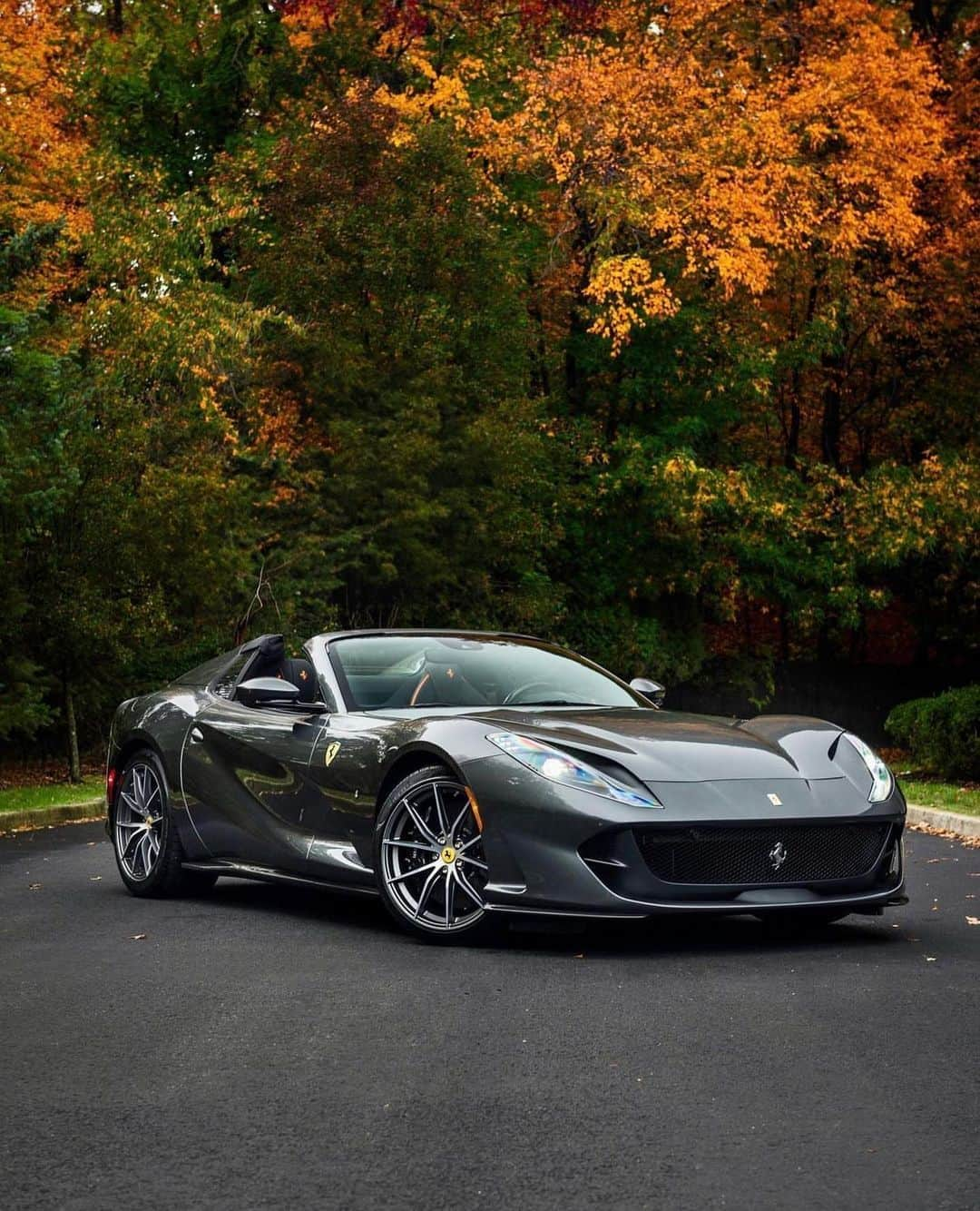 Ferrari Japanのインスタグラム：「紅葉の便りに旅心を誘われて​  官能V12を駆って楽しむ紅葉狩り。オープンエアドライブの快楽 #ferrari812gts   #Ferrari #FerrariJapan #DrivingFerrari #Ferraristi #フェラーリ」