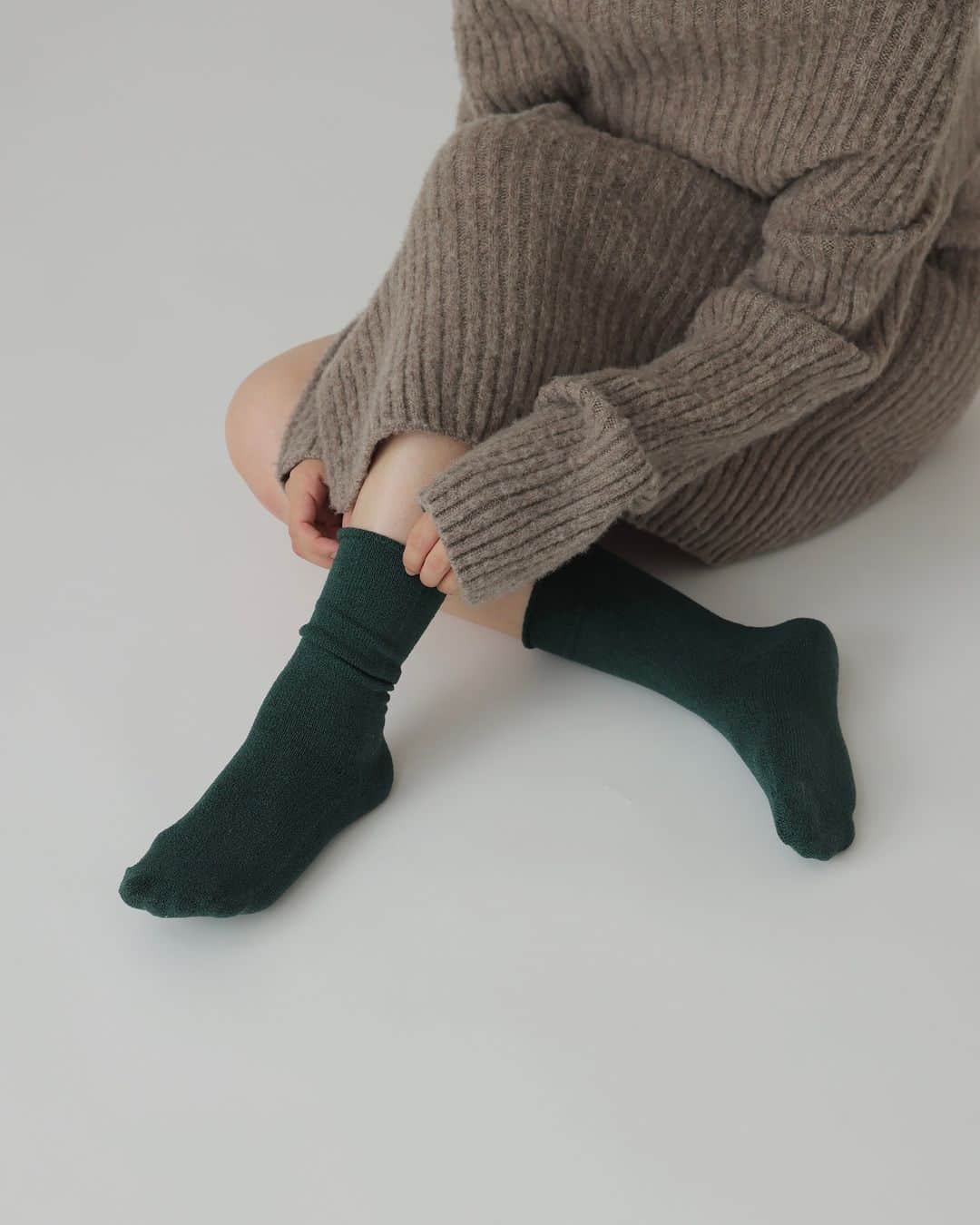 EMILY WEEKさんのインスタグラム写真 - (EMILY WEEKInstagram)「EMILY WEEK 23AW  SILK Warming Items ‘‘ Socks & Leg warmer ’’  -  EMILY WEEKらしいニュアンスカラーが可愛い シルク素材を使った、これからの季節に欠かせない暖かアイテム。  肌触りもなめらかなソックスとレッグウォーマーは 足元から体をしっかりと温めてくれます。  急に寒くなった季節の変わり目、ぜひお試しくださいませ。  -  シルクソックス no.2309446900330 size.F color.brown/beige/moss green/mint green price.¥4,950 in tax  シルクロングレッグウォーマー no.23094469000230 size.F color.natural/beige/blue price.¥5,500 in tax  -  #EMILYWEEK #エミリーウィーク　 #日常を心地よいリズムに」11月18日 19時00分 - emilyweek