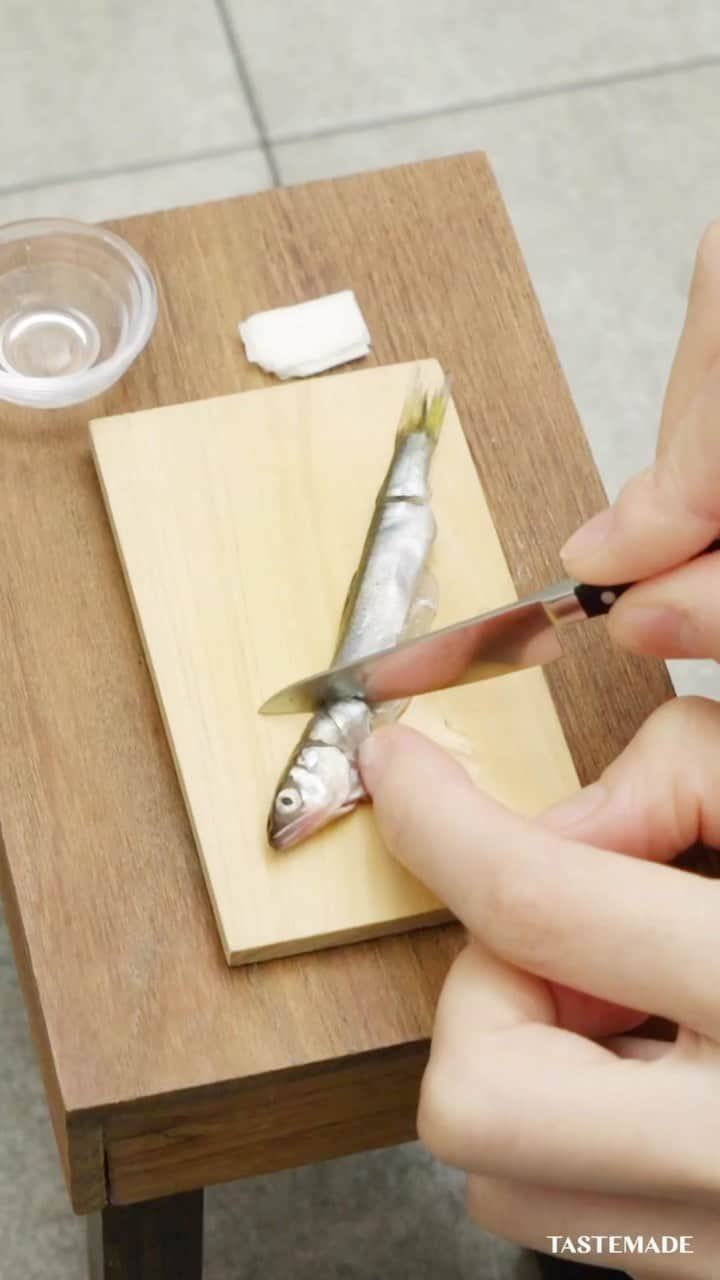 テイストメイドのインスタグラム：「【魚を捌いて見ました】鮎のミニチュア炊き込みご飯🐟  過去最高難易度👀⁉️ 見事なミニチュア魚捌き🐟🔪✨  ■材料 鮎 1匹 塩 適量 無洗米 1合分 昆布 適量 《調味料》 醤油 0.2ml 酒 0.5ml みりん 0.1ml 水 適量  ■作り方 1. 鮎をさばく。 2. 塩をふり焼き目つくまで焼く。 3. 土鍋に無洗米、調味料、昆布、(2)、水を入れ炊く。 4. お茶碗によそい、大葉をトッピングして完成。  #テイストメイド #料理  #cooking #recipe #japan #miniaturefood #ガチャガチャ  #レシピ #簡単レシピ  #おうちごはん  #鮎 #アユ #鮎の塩焼き #炊き込みご飯 #魚 #お米 #魚捌き #seafood #fish #fishing #釣り #japanesefood  #冬  #出汁 #ミニチュア #ミニチュアフード  #miniature  #TinyKitchen  #ちびめし #土鍋ごはん」