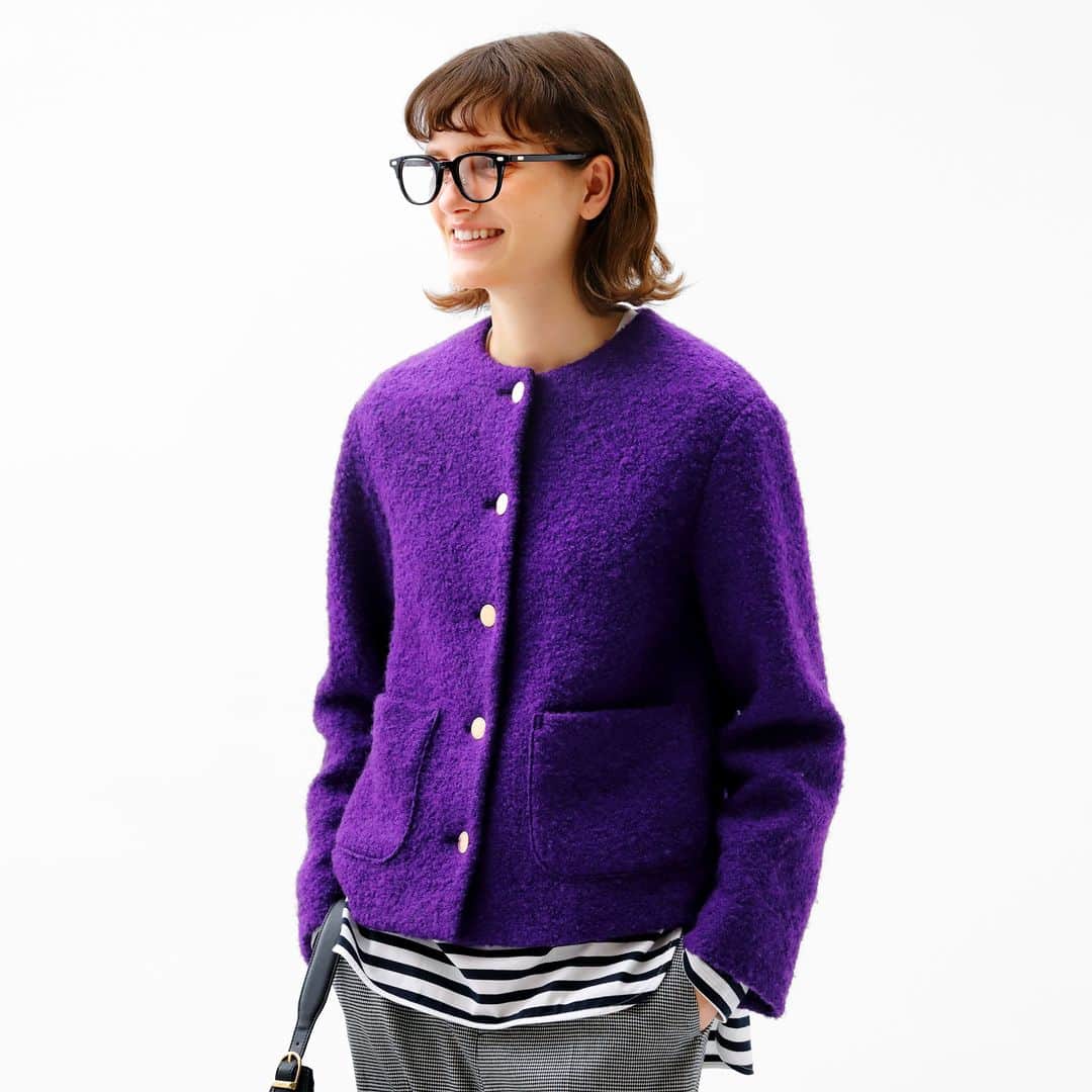 MACKINTOSH PHILOSOPHYのインスタグラム：「【WOMEN】 ゴールドフラットボタンがモダンな印象を与えるウールブークレーノーカラージャケット、HESSLE(ヘスル)。見た目はすっきりコンパクトで軽い素材感が魅力。 カーディガン感覚で羽織れる、使い勝手抜群のアイテムです。  HESSLE (H5B03-241)  ￥46,200(with tax)  CUT&SEWN(H5P03-266)  ￥11,000(with tax)  PANTS(H5R12-256)  ￥26,400(with tax)  BAG(H5120-204)  ￥22,000(with tax)  #mackintoshphilosophy #マッキントッシュフィロソフィー #mackintosh #マッキントッシュ #23aw」