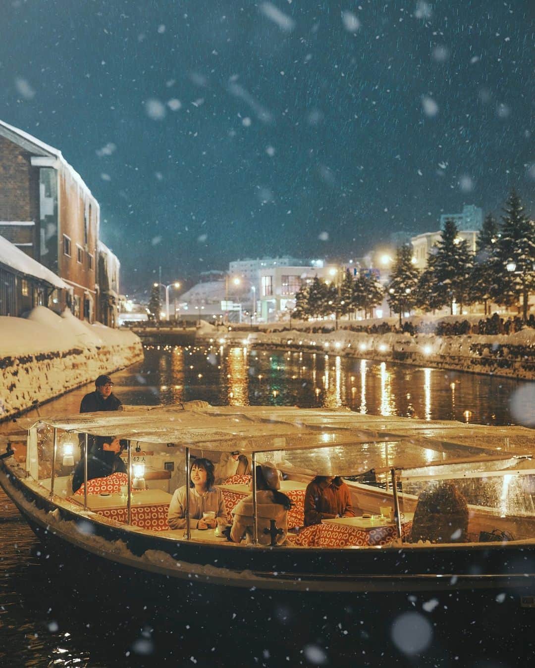 星野リゾートのインスタグラム：「【小樽運河こたつクルージング】 📍OMO5小樽 - OMO5 Otaru  寒さを和らげるこたつ付の船で、雪化粧の小樽運河を楽しむアクティビティです。 船の上では、小樽洋菓子舗「LeTAO（ルタオ）」のホットチョコレートとプティフロマージュをご用意☕ ほっこりと温まりながら、雪景色にイルミネーションが輝く小樽運河の景色をお楽しみください！  ▼開催期間 2023年12月2日～2024年3月31日の土・日曜日 ※除外日：12月30日~12月31日  #HoshinoResorts #星野リゾート #omo_hotels #omo5Otaru #omo5小樽 #Otaru #小樽 #小樽ホテル #小樽旅行 #レトロホテル」