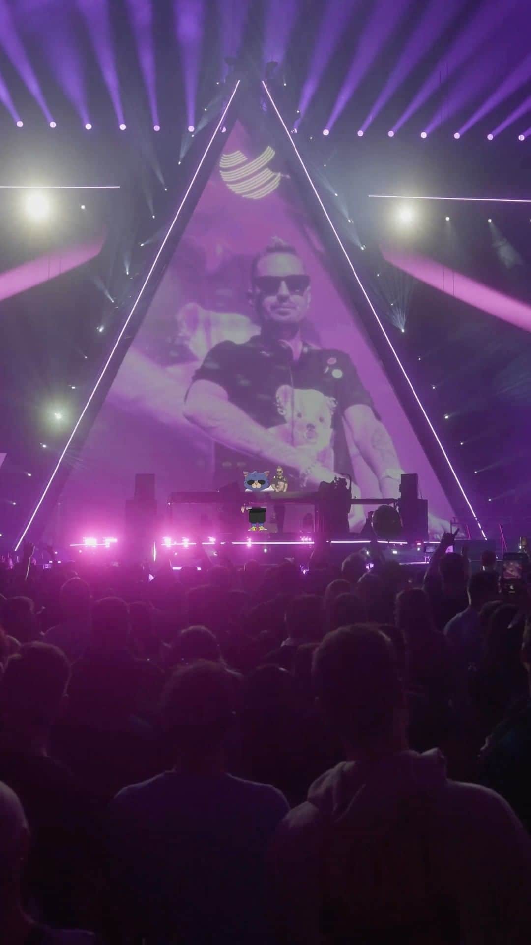 Spinnin' Recordsのインスタグラム：「The iconic @robin__schulz teams up with the mysterious @koppymusic once again to bring us a fun party anthem that will have you dancing all weekend long 🪩 Forget your worries and let's dance to 'Fugazi', OUT NOW on @mentalomusic.」