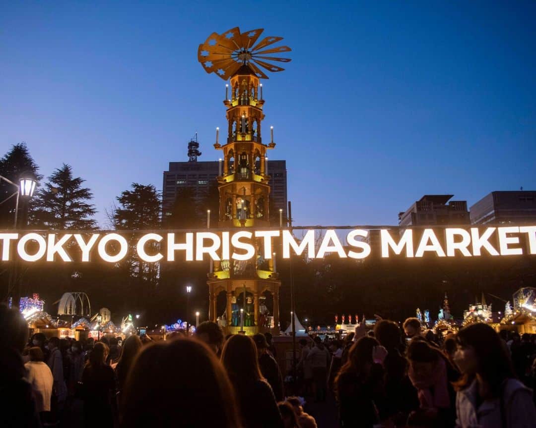 レッツエンジョイ東京さんのインスタグラム写真 - (レッツエンジョイ東京Instagram)「都内&東京近郊のクリスマスマーケット4選🎅🎄  デートはもちろん、お仕事帰りに立ち寄るのもオススメです！ クリスマス気分を存分に味ってみて😊  📷1・2枚目 東京ソラマチ「クリスマスマーケット(R)」 @tokyo_solamachi 📅開催中～12/25(月) 🔸東京ソラマチ(R) 🚉とうきょうスカイツリー  📷3・4枚目 東京クリスマスマーケット2023 @tokyochristmas 📅11/23(木・祝)～12/25(月) 🔸明治神宮外苑 🚉信濃町  📷5・6枚目 クリスマスマーケット 2023 @roppongihillsofficial 📅11/25(土)～12/25(月) 🔸六本木ヒルズ 🚉六本木  📷7・8枚目 Christmas Market in 横浜赤レンガ倉庫 @yokohamaredbrick 📅11/24(金)～12/25(月) 🔸横浜赤レンガ倉庫 🚉馬車道  #レッツエンジョイ東京 #おでかけ #おでかけスポット #東京 #デート #デートスポット #東京観光 #東京イベント #期間限定イベント #冬 #イルミネーション #東京イルミネーション #クリスマスイルミネーション #クリスマス #クリスマスデート #東京クリスマス #夜景 #日本の風景 #クリスマスマーケット #クリスマスマーケット2023 #christmas #クリスマス雑貨 #クリスマスメニュー #クリスマスツリー #ソラマチクリスマスマーケット #東京クリスマスマーケット #六本木クリスマスマーケット #六本木ヒルズクリスマス #赤レンガ倉庫クリスマスマーケット #赤レンガ倉庫」11月18日 19時02分 - lets_enjoytokyo