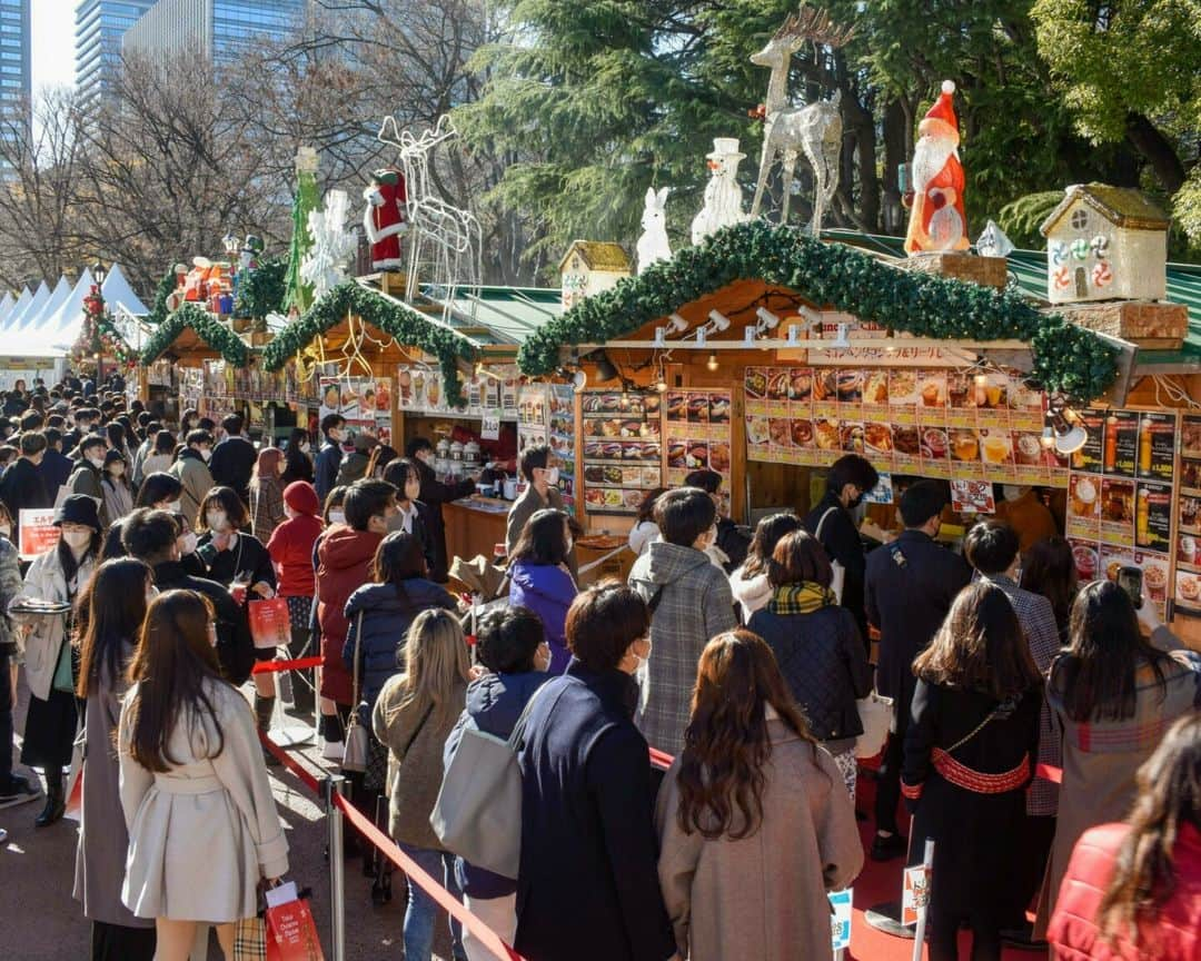 レッツエンジョイ東京さんのインスタグラム写真 - (レッツエンジョイ東京Instagram)「都内&東京近郊のクリスマスマーケット4選🎅🎄  デートはもちろん、お仕事帰りに立ち寄るのもオススメです！ クリスマス気分を存分に味ってみて😊  📷1・2枚目 東京ソラマチ「クリスマスマーケット(R)」 @tokyo_solamachi 📅開催中～12/25(月) 🔸東京ソラマチ(R) 🚉とうきょうスカイツリー  📷3・4枚目 東京クリスマスマーケット2023 @tokyochristmas 📅11/23(木・祝)～12/25(月) 🔸明治神宮外苑 🚉信濃町  📷5・6枚目 クリスマスマーケット 2023 @roppongihillsofficial 📅11/25(土)～12/25(月) 🔸六本木ヒルズ 🚉六本木  📷7・8枚目 Christmas Market in 横浜赤レンガ倉庫 @yokohamaredbrick 📅11/24(金)～12/25(月) 🔸横浜赤レンガ倉庫 🚉馬車道  #レッツエンジョイ東京 #おでかけ #おでかけスポット #東京 #デート #デートスポット #東京観光 #東京イベント #期間限定イベント #冬 #イルミネーション #東京イルミネーション #クリスマスイルミネーション #クリスマス #クリスマスデート #東京クリスマス #夜景 #日本の風景 #クリスマスマーケット #クリスマスマーケット2023 #christmas #クリスマス雑貨 #クリスマスメニュー #クリスマスツリー #ソラマチクリスマスマーケット #東京クリスマスマーケット #六本木クリスマスマーケット #六本木ヒルズクリスマス #赤レンガ倉庫クリスマスマーケット #赤レンガ倉庫」11月18日 19時02分 - lets_enjoytokyo