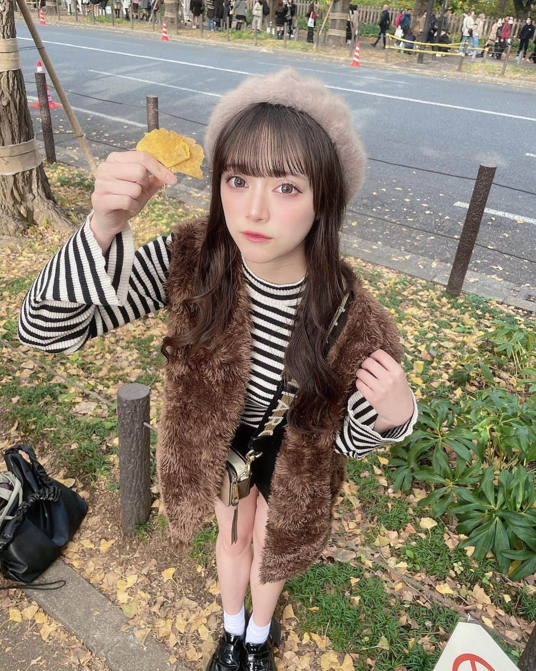 坂本理紗さんのインスタグラム写真 - (坂本理紗Instagram)「まだあんまり黄色に染まってなかった🍂 けど、それも含めて綺麗だったよ〜 ・ ・ ・  #いちょう並木  #外苑前  #フレンチガーリー  #秋服コーデ  #ボーダートップス  #アイドル」11月18日 19時02分 - sakamoto__risa