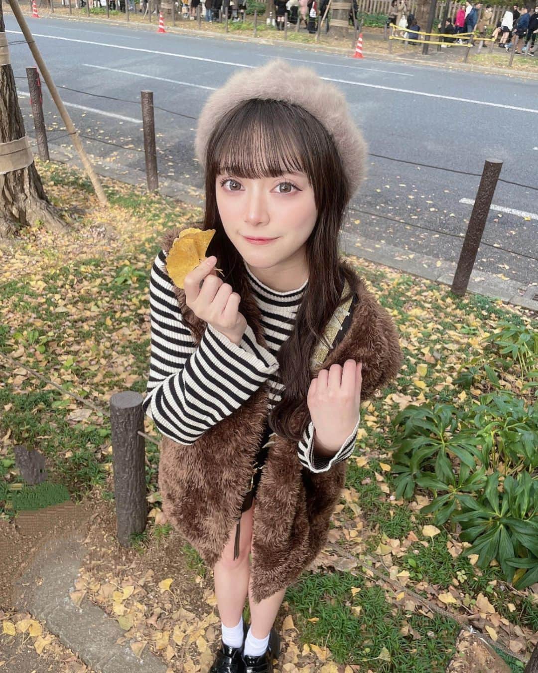 坂本理紗のインスタグラム：「まだあんまり黄色に染まってなかった🍂 けど、それも含めて綺麗だったよ〜 ・ ・ ・  #いちょう並木  #外苑前  #フレンチガーリー  #秋服コーデ  #ボーダートップス  #アイドル」