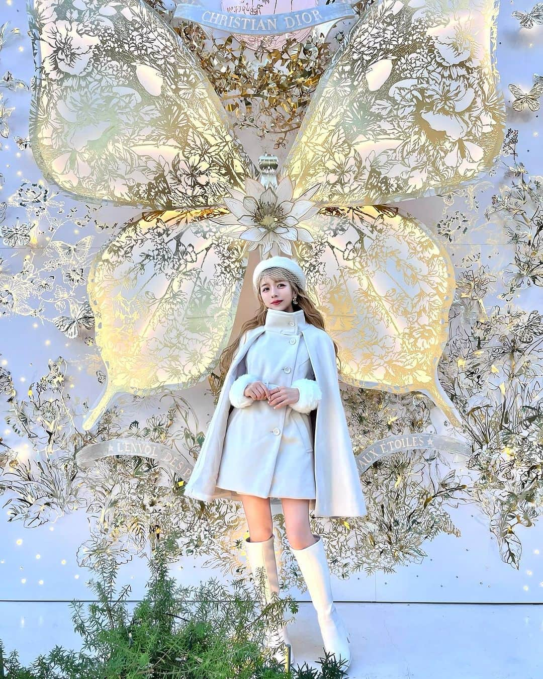 エリンコさんのインスタグラム写真 - (エリンコInstagram)「✴︎*🦋🎄✨ . ❄️ 𝐃𝐈𝐎𝐑 𝐇𝐎𝐋𝐈𝐃𝐀𝐘 𝐏𝐎𝐏𝐔𝐏 ❄️ . 今日から表参道駅交差点前に ディオールのホリデーポップアップショップが 期間限定でオープンしたよ🩵 . 2024年クルーズ コレクションを 彷彿とさせるバタフライをモチーフに ゴールドやホワイトカラーで装飾😍💕 . キラキラしててとても素敵だった🥹 . オープンする前に夜通ったら 装飾がより輝いていて素敵だった✨ . 全身ホワイトコーデで行ったよ🤍 . 12/25までの期間限定💞💞💞 . フォトスポットは予約不要、入場無料だよ🎵 . 📍住所：東京都港区南青山5-1-1   OMOTESANDO CROSSINGPARK 🤍会期：11月18日（土）~12月25日(月） 🤍営業時間：11:00 - 20:00 . #ディオール #dior #diorholiday #表参道 #期間限定 #イルミネーション #イルミネーション2023 ホワイトコーデ #えりんコーデ #えりんこヘアアレンジ #grl #grl購入品 #grlコーデ #グレイル #グレイル購入品 #グレイルコーデ」11月18日 19時02分 - erinko0315