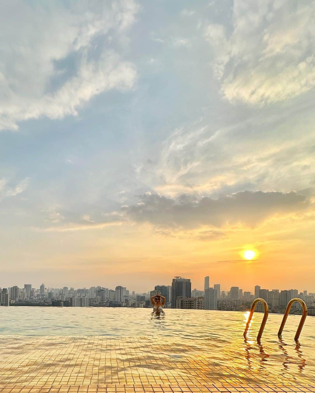 YuhKawasakiさんのインスタグラム写真 - (YuhKawasakiInstagram)「📍Dolce Hanoi Golden Lake Hotel 💛💛💛 ： ： ： ： ： #dolcehanoigoldenlake #hanoihotel#vietnamhotel #goldinfinitypool #doice#ベトナムホテル#ハノイホテル#インフィニティプール#ゴールドインフィニティプール#ゴールドが好き #ハノイ旅行#海外ホカンス#トランカー#ホカンス#ハノイ観光 #ベトナム観光#ベトナム旅行 #海外ホテル#ヴィトン水着 #キンキラキン#金色#東南アジア旅行 #セリーヌサングラス#東南アジア一人旅 #海外一人旅#海外プール#キンキラキン #ハノイ情報 #ベトナム情報#サンセットフォト」11月18日 19時03分 - yuhkawasaki