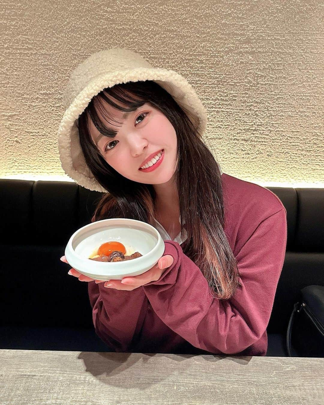 白井佑奈さんのインスタグラム写真 - (白井佑奈Instagram)「🍖  焼肉うしごろ( @ushigoro_yakiniku )の秋メニューが美味しすぎた🥰🍁      【用途】デート、友人、会食    *☼*―――――*☼*―――――*☼*    注文したもの  ＊季節の匠コース 秋 14,300円 Seasonal TAKUMI Course Autumn  ＊秋トリュフと和牛のコンソメ Beef Consommé Soup with Autumn Truffle  ＊季節のナムル盛り合わせ Assorted Marinated Vegetables ★キャビアとザブトンの炙り握り Chuck Flap Beef Sushi with Caviar  ★新いくらと和牛のタルタル Beef Tartar with Salmon roe  ＊秋トリュフと極上タンの包み焼き Fresh Autumn Truffle Rolled in Superior Tongue  ＊特選ハラミ Choice Hanger Steak  ＊厳選赤身 焼きしゃぶ Selected Lean Beef -Shabushabu Style  ＊サラダ Salad  ＊黒毛和牛ヒレカツ トリュフ添え Beef Tenderloin Cutlet with Truffle  ＊水キムチ Water Kimchi  ＊クラシタ タレ Chuck Roll barbecue sauce  ＊黒トリュフとザブトンのすき焼き Chuck Flap with Truffle - Sukiyaki Style-  ★秋鮭といくら、厳選部位の石焼ご飯 Selected Beef and Salmon Rice with Salmon Roe in Roasted Stone  ＊かぼちゃのブリュレ Pumpkin Brulee     *☼*―――――*☼*―――――*☼*    ★がついたメニューが池袋店舗限定メニュー😍  そして秋限定メニューは、秋トリュフや秋鮭など美味しくないわけが無い！…と思うような食材が🫶      そしていつ来てもどの店舗でも、スタッフの方々の対応が良く、美味しさ以外の満足度が高いのがうしごろさんの魅力です😌🫶     🏠焼肉うしごろ 池袋店 📍池袋駅 ⏰ 11:30~15:00、17:00~23:30  🗓食べログ、電話  ＊＊＊＊＊＊＊＊＊＊  お仕事依頼はDMへ💌💭 ＊＊＊＊＊＊＊＊＊＊    プロフィールリンクはこちら👉 @yuna_smile0130      #焼肉うしごろ#焼肉うしごろ池袋店#うしごろ#池袋焼肉#池袋ディナー#池袋グルメ#池袋ランチ#池袋デート#池袋夜景#トリュフバーガー#高級焼肉#ヒレカツサンド#東京グルメ#東京焼肉#yakiniku#kurogewagyu#tokyogou rmet#ikebukuro」11月18日 19時05分 - yuna_smile0130