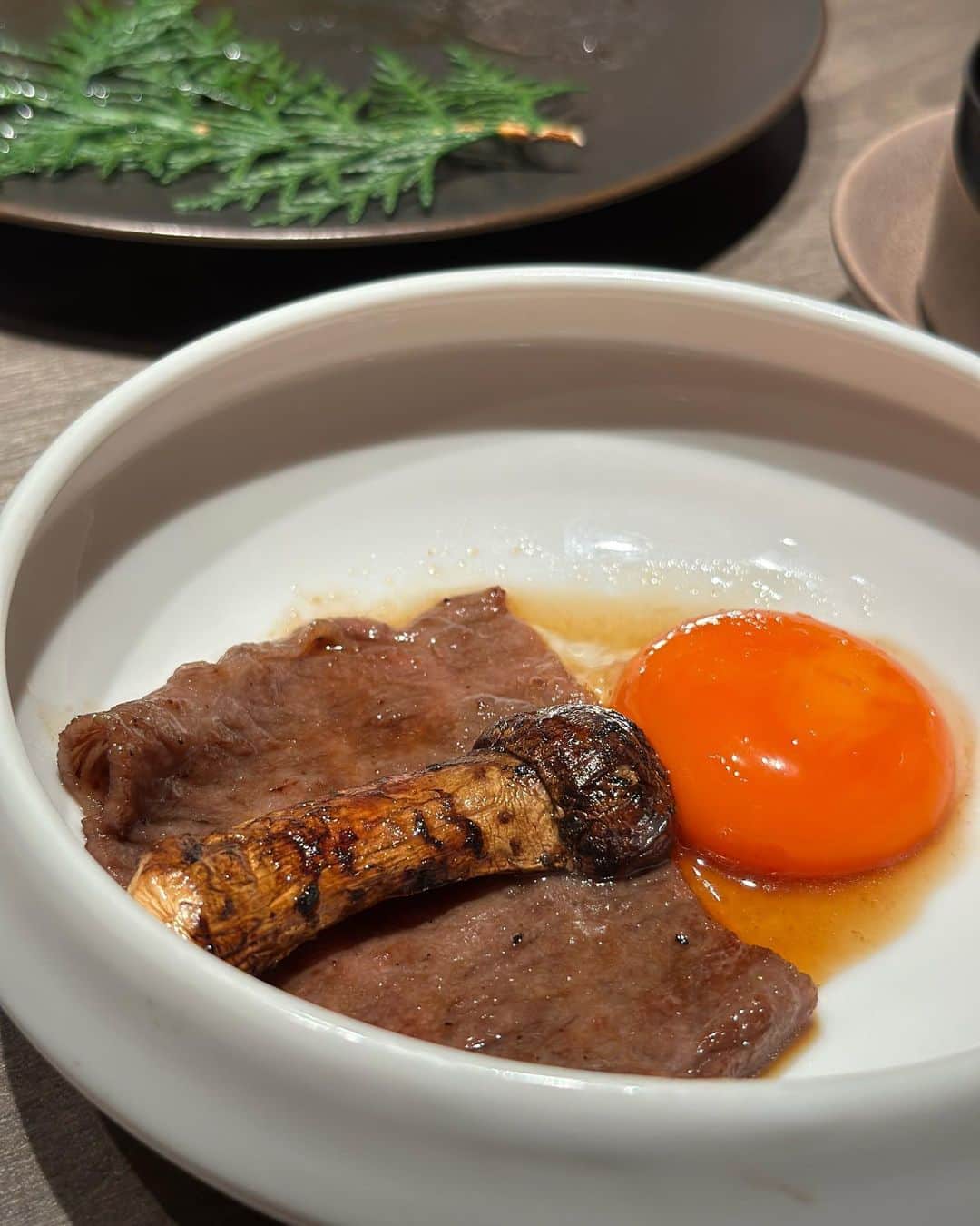 白井佑奈さんのインスタグラム写真 - (白井佑奈Instagram)「🍖  焼肉うしごろ( @ushigoro_yakiniku )の秋メニューが美味しすぎた🥰🍁      【用途】デート、友人、会食    *☼*―――――*☼*―――――*☼*    注文したもの  ＊季節の匠コース 秋 14,300円 Seasonal TAKUMI Course Autumn  ＊秋トリュフと和牛のコンソメ Beef Consommé Soup with Autumn Truffle  ＊季節のナムル盛り合わせ Assorted Marinated Vegetables ★キャビアとザブトンの炙り握り Chuck Flap Beef Sushi with Caviar  ★新いくらと和牛のタルタル Beef Tartar with Salmon roe  ＊秋トリュフと極上タンの包み焼き Fresh Autumn Truffle Rolled in Superior Tongue  ＊特選ハラミ Choice Hanger Steak  ＊厳選赤身 焼きしゃぶ Selected Lean Beef -Shabushabu Style  ＊サラダ Salad  ＊黒毛和牛ヒレカツ トリュフ添え Beef Tenderloin Cutlet with Truffle  ＊水キムチ Water Kimchi  ＊クラシタ タレ Chuck Roll barbecue sauce  ＊黒トリュフとザブトンのすき焼き Chuck Flap with Truffle - Sukiyaki Style-  ★秋鮭といくら、厳選部位の石焼ご飯 Selected Beef and Salmon Rice with Salmon Roe in Roasted Stone  ＊かぼちゃのブリュレ Pumpkin Brulee     *☼*―――――*☼*―――――*☼*    ★がついたメニューが池袋店舗限定メニュー😍  そして秋限定メニューは、秋トリュフや秋鮭など美味しくないわけが無い！…と思うような食材が🫶      そしていつ来てもどの店舗でも、スタッフの方々の対応が良く、美味しさ以外の満足度が高いのがうしごろさんの魅力です😌🫶     🏠焼肉うしごろ 池袋店 📍池袋駅 ⏰ 11:30~15:00、17:00~23:30  🗓食べログ、電話  ＊＊＊＊＊＊＊＊＊＊  お仕事依頼はDMへ💌💭 ＊＊＊＊＊＊＊＊＊＊    プロフィールリンクはこちら👉 @yuna_smile0130      #焼肉うしごろ#焼肉うしごろ池袋店#うしごろ#池袋焼肉#池袋ディナー#池袋グルメ#池袋ランチ#池袋デート#池袋夜景#トリュフバーガー#高級焼肉#ヒレカツサンド#東京グルメ#東京焼肉#yakiniku#kurogewagyu#tokyogou rmet#ikebukuro」11月18日 19時05分 - yuna_smile0130