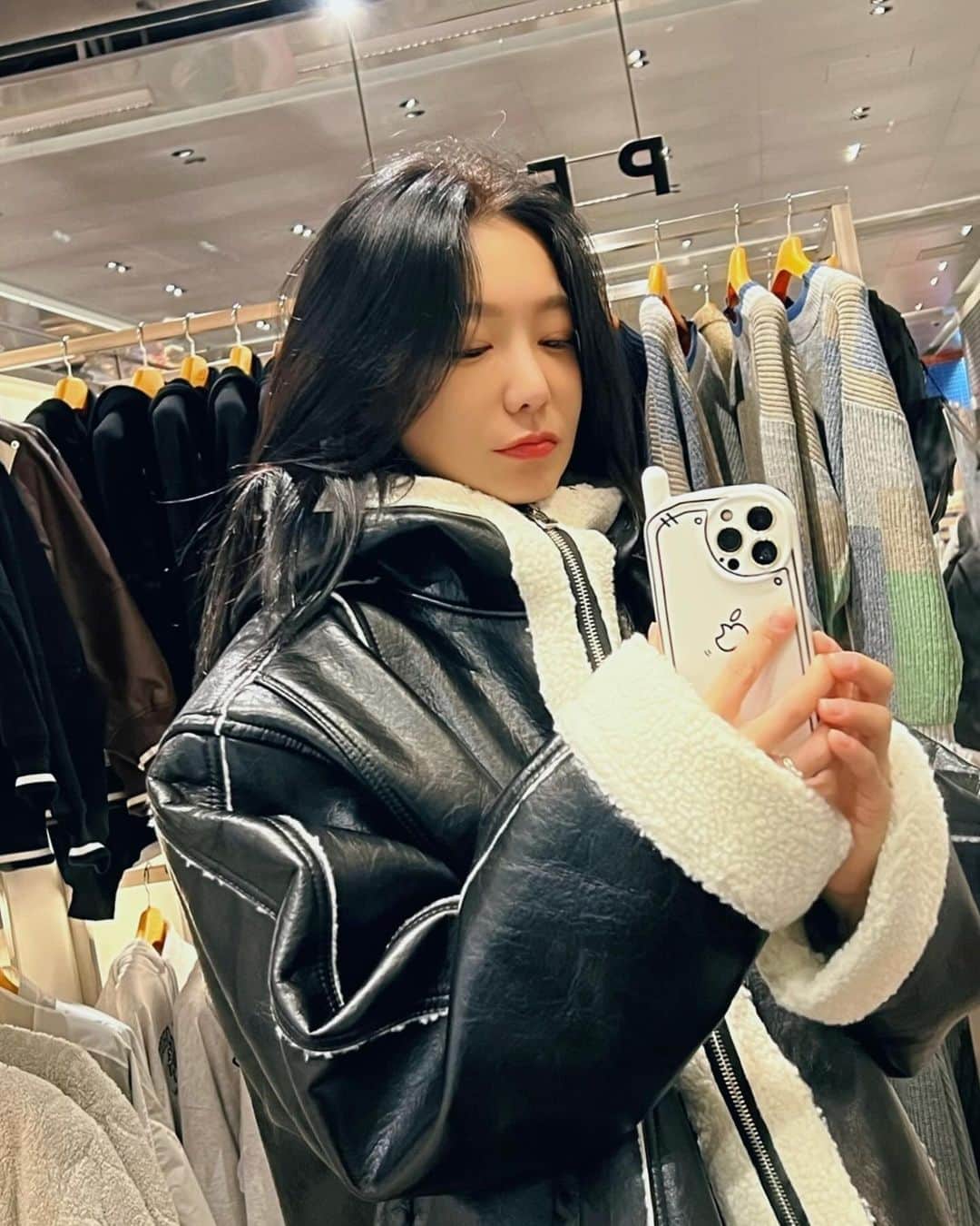 シン・ソユルのインスタグラム：「⠀ ⠀ 로맨틱 크라운 팝업 스토어 다녀와서, 입힘. ⠀ 따듯하자🤎 ⠀ ⠀」