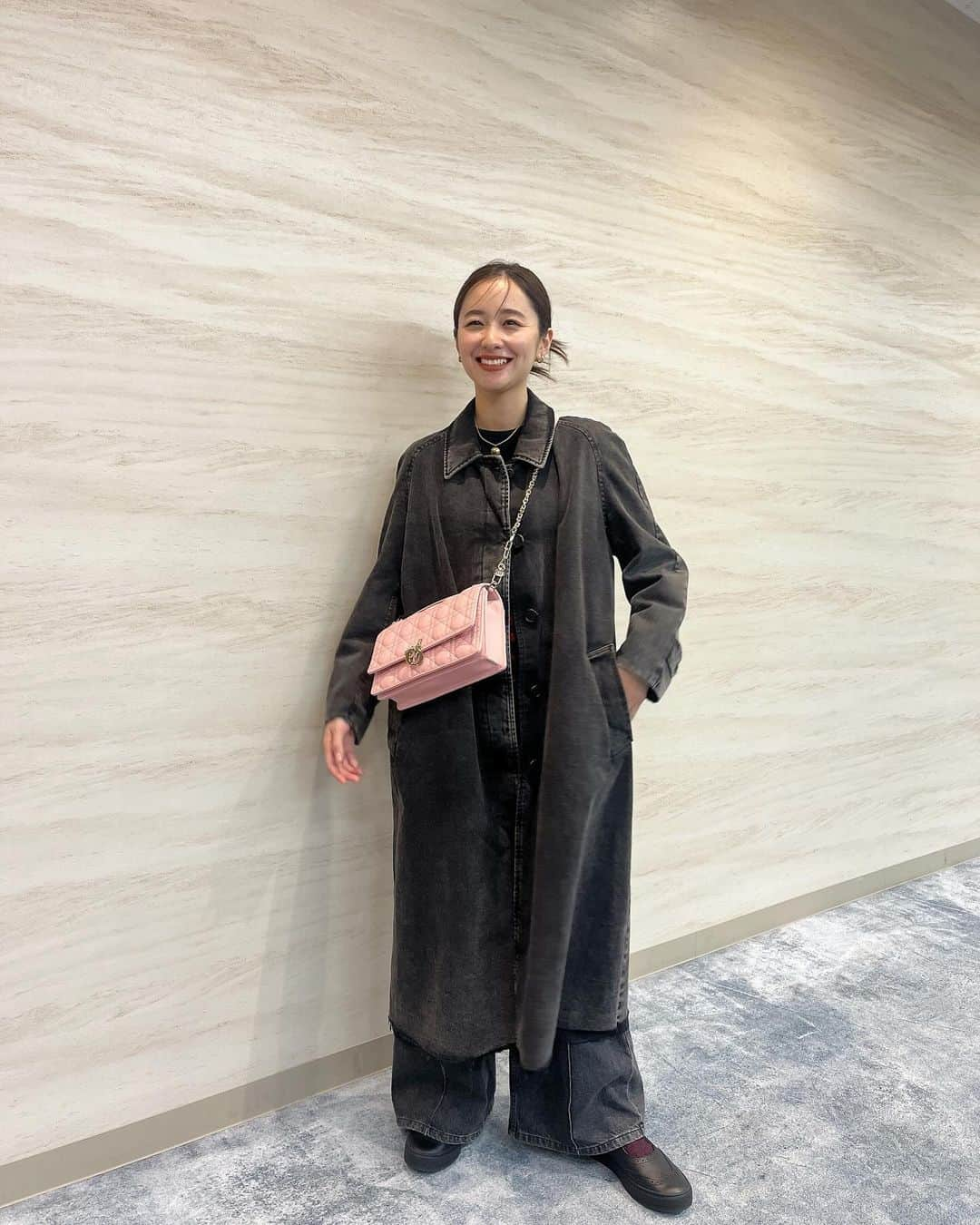 堀田真由のインスタグラム：「・ 今日もお疲れ様でしたぁ🍵 最近、ぐっと気温が下がって寒いですね。。 皆さんお身体お気をつけて♡ 久しぶりに私服を撮ったのでのせてみますっっ🌼」