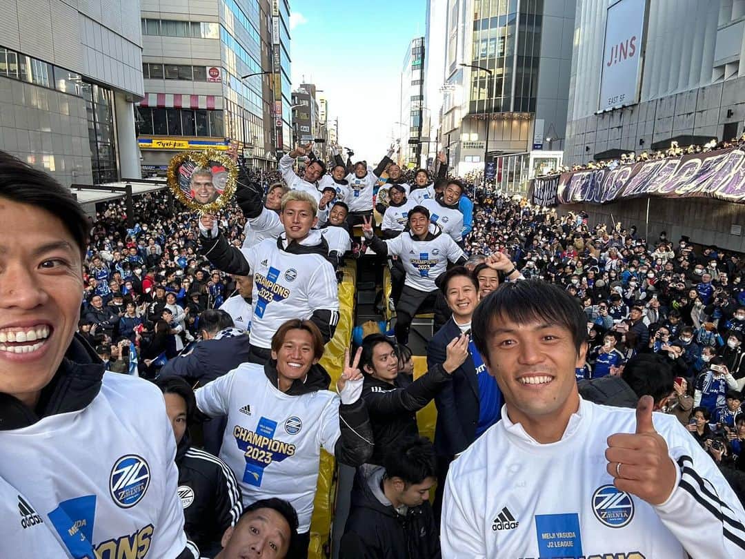 太田宏介のインスタグラム：「『町田駅で優勝パレード』 最高の景色でした！ ありがとう！！！ #zelvia」